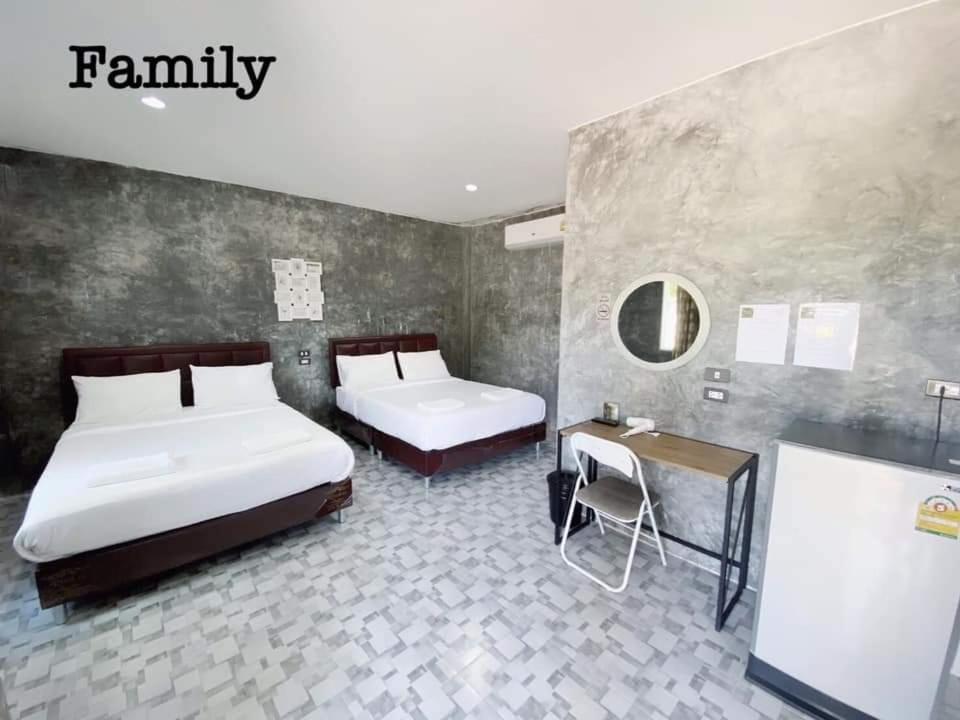 Superior Queen Room with Two Queen Beds - Photo 5