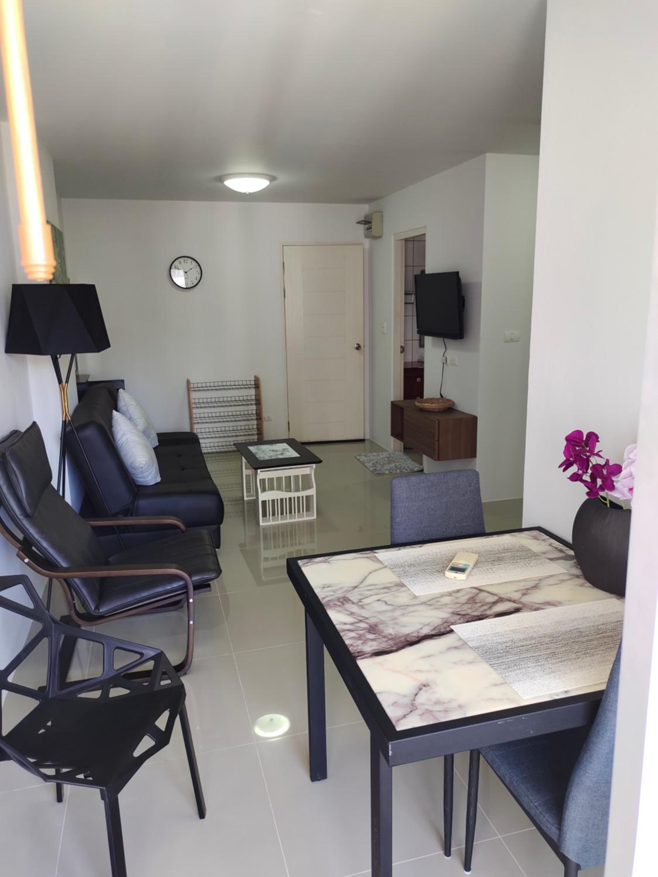 One-Bedroom Apartment - Photo 1