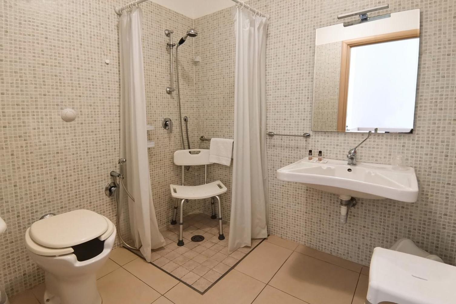 Double or Twin Room - Disability Access photo 3