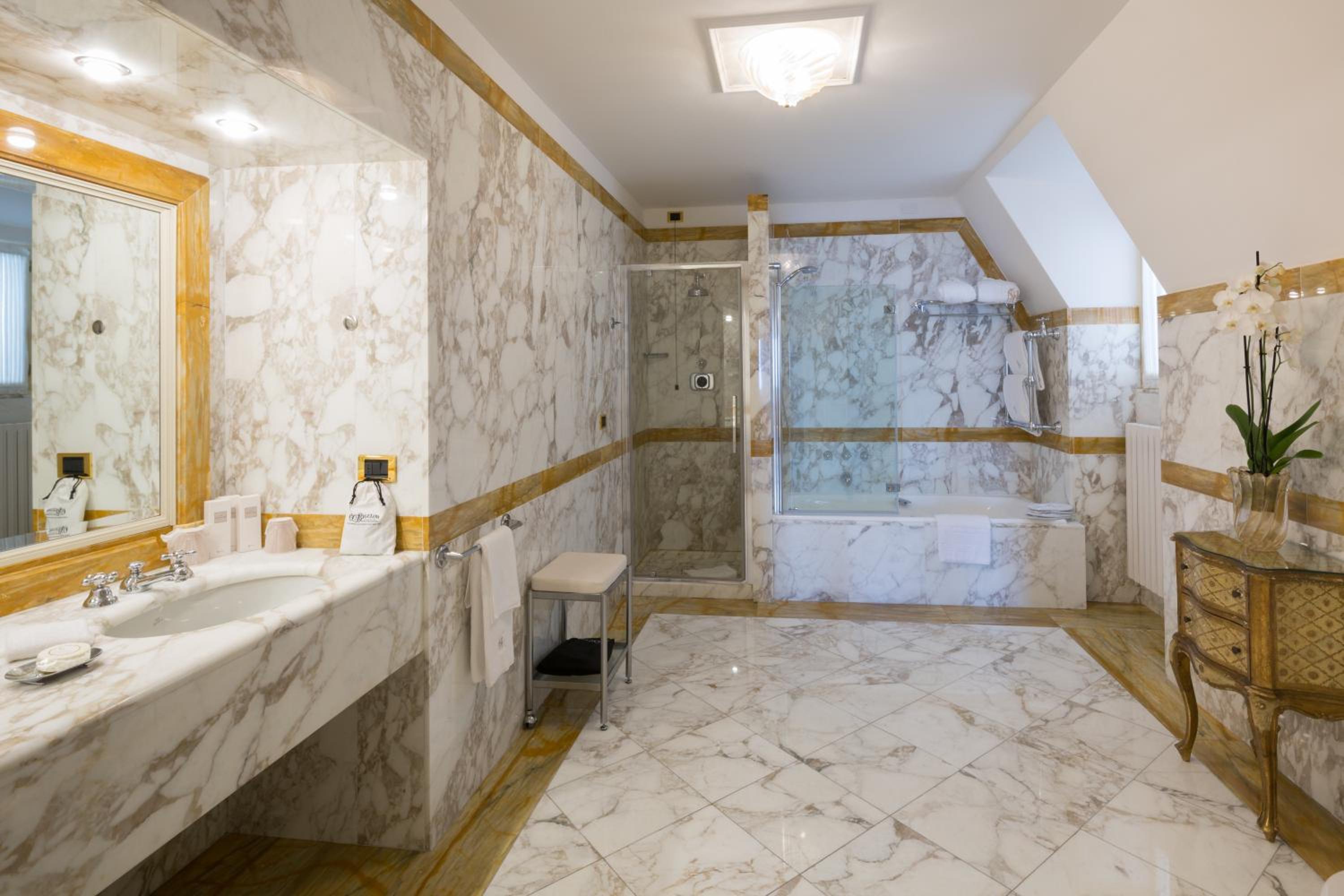 Tower Suite - Photo 4