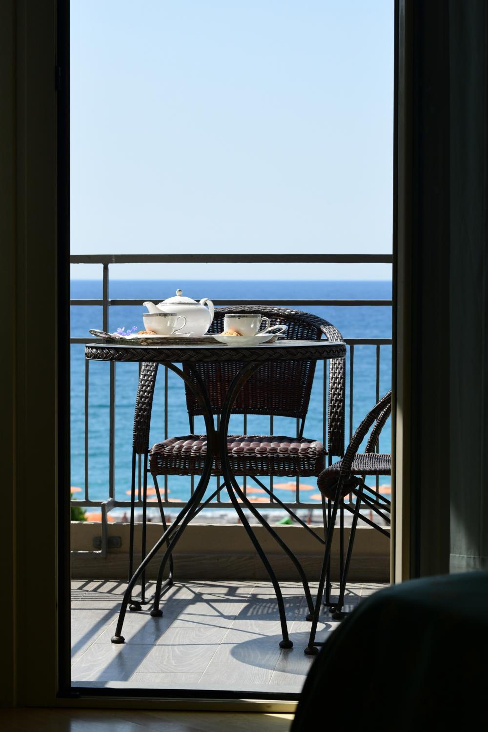 Standard Double Room with Balcony and Partial Sea View - Photo 3