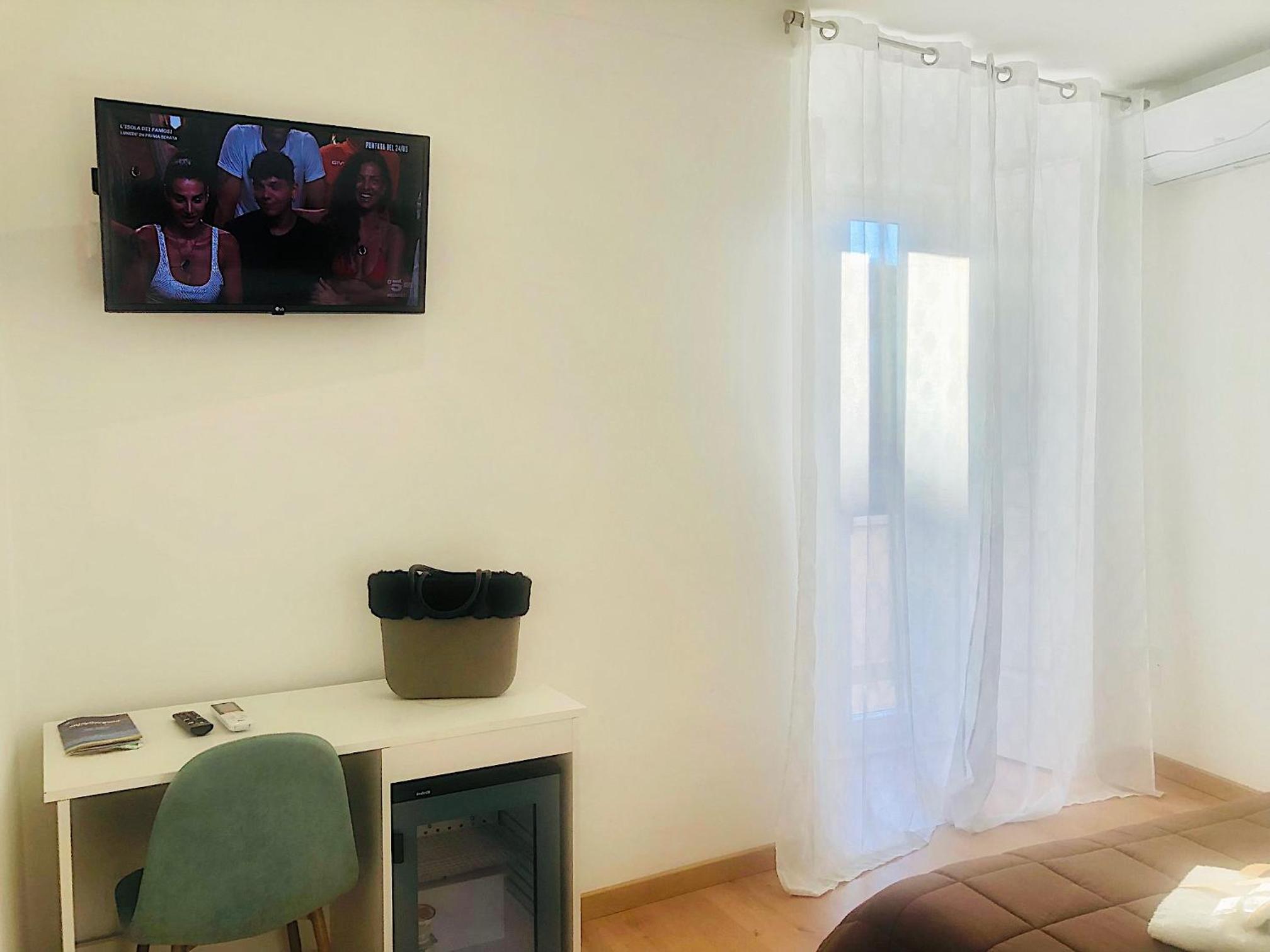Double Room with Balcony - Photo 7