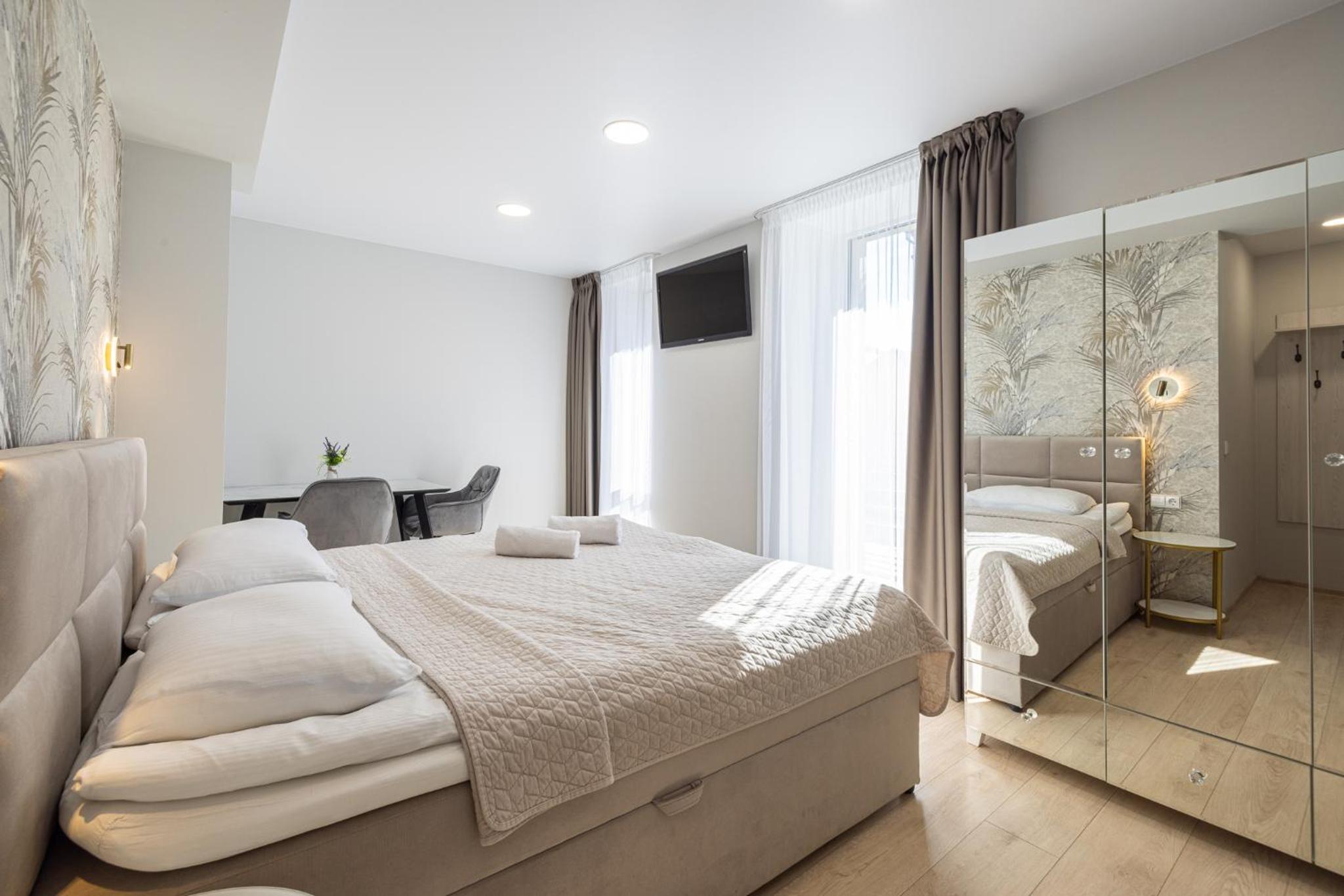 Double Room with Balcony - Photo 2