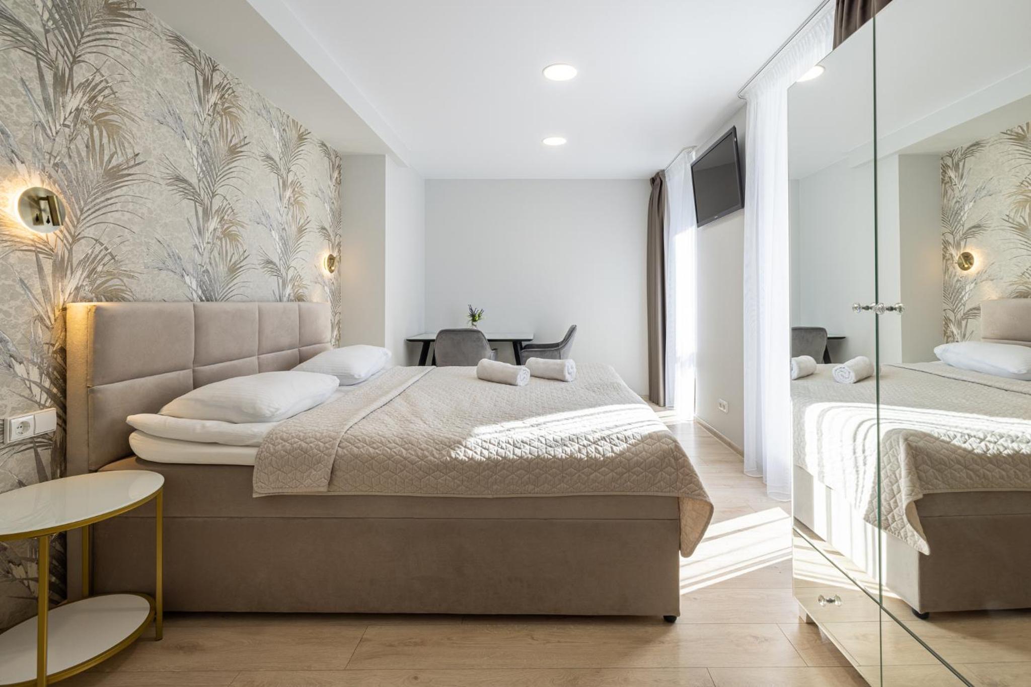 Double Room with Balcony - Photo 3