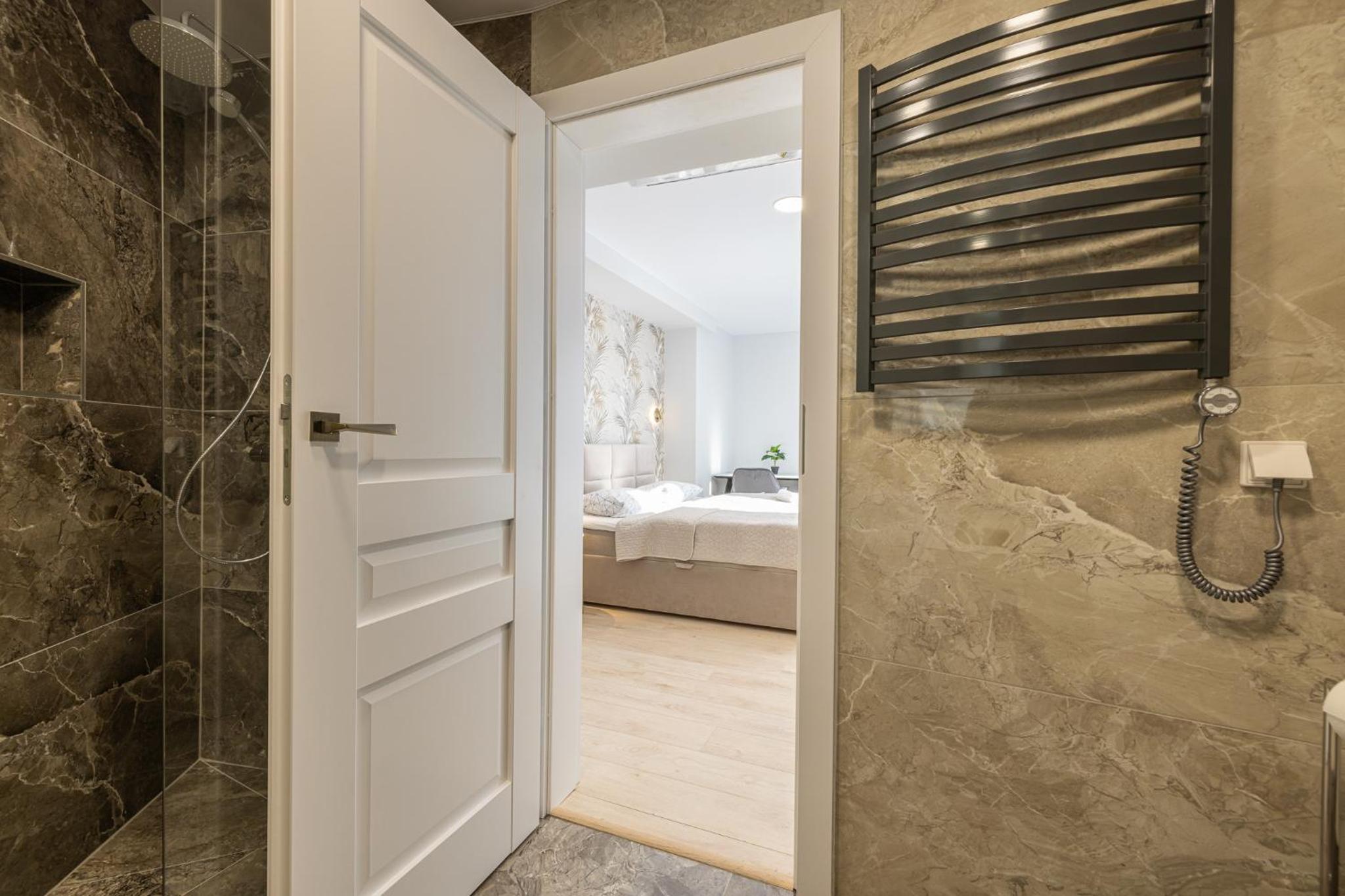 Double Room with Balcony - Photo 11