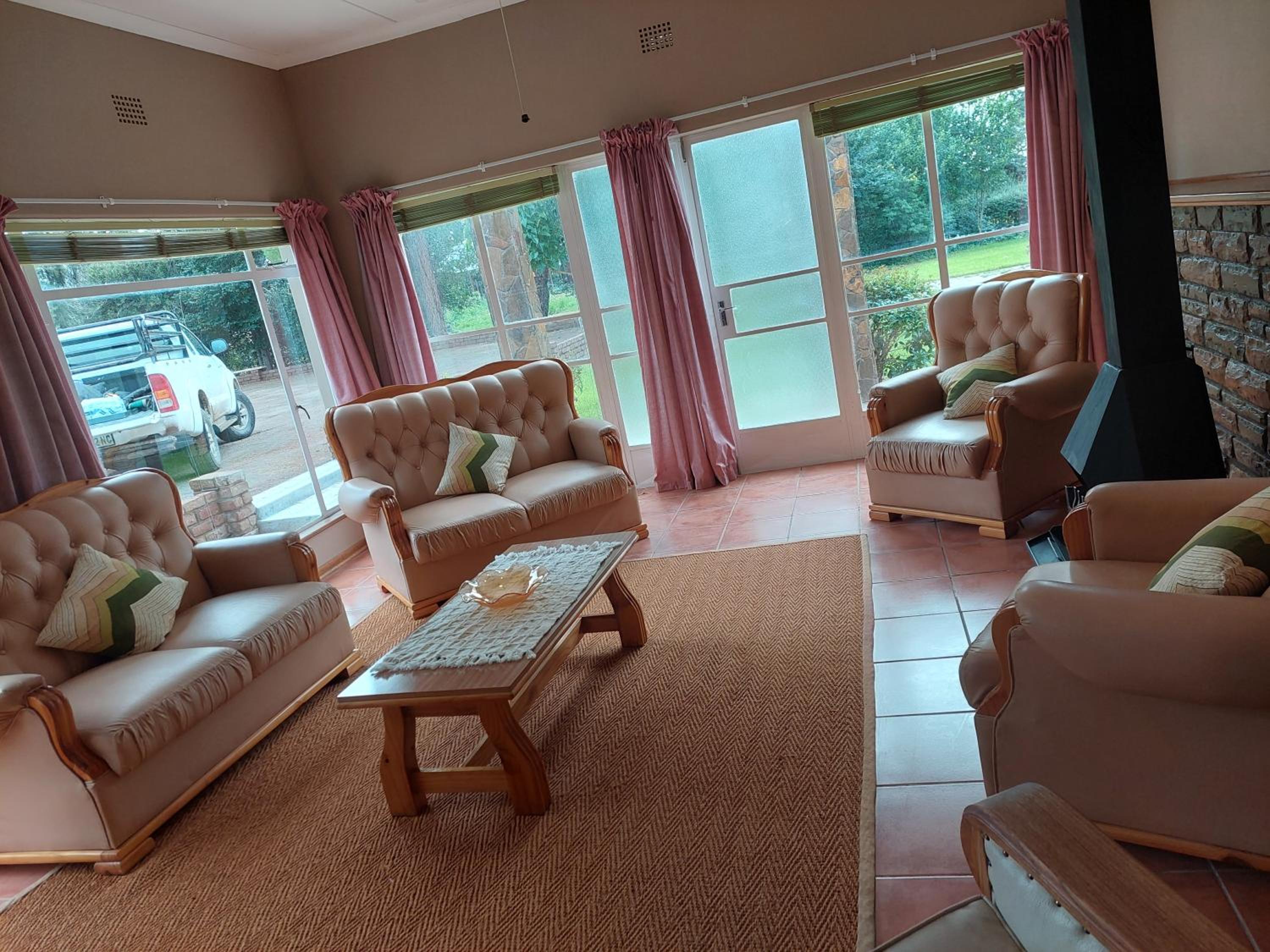 Five-Bedroom House photo 1