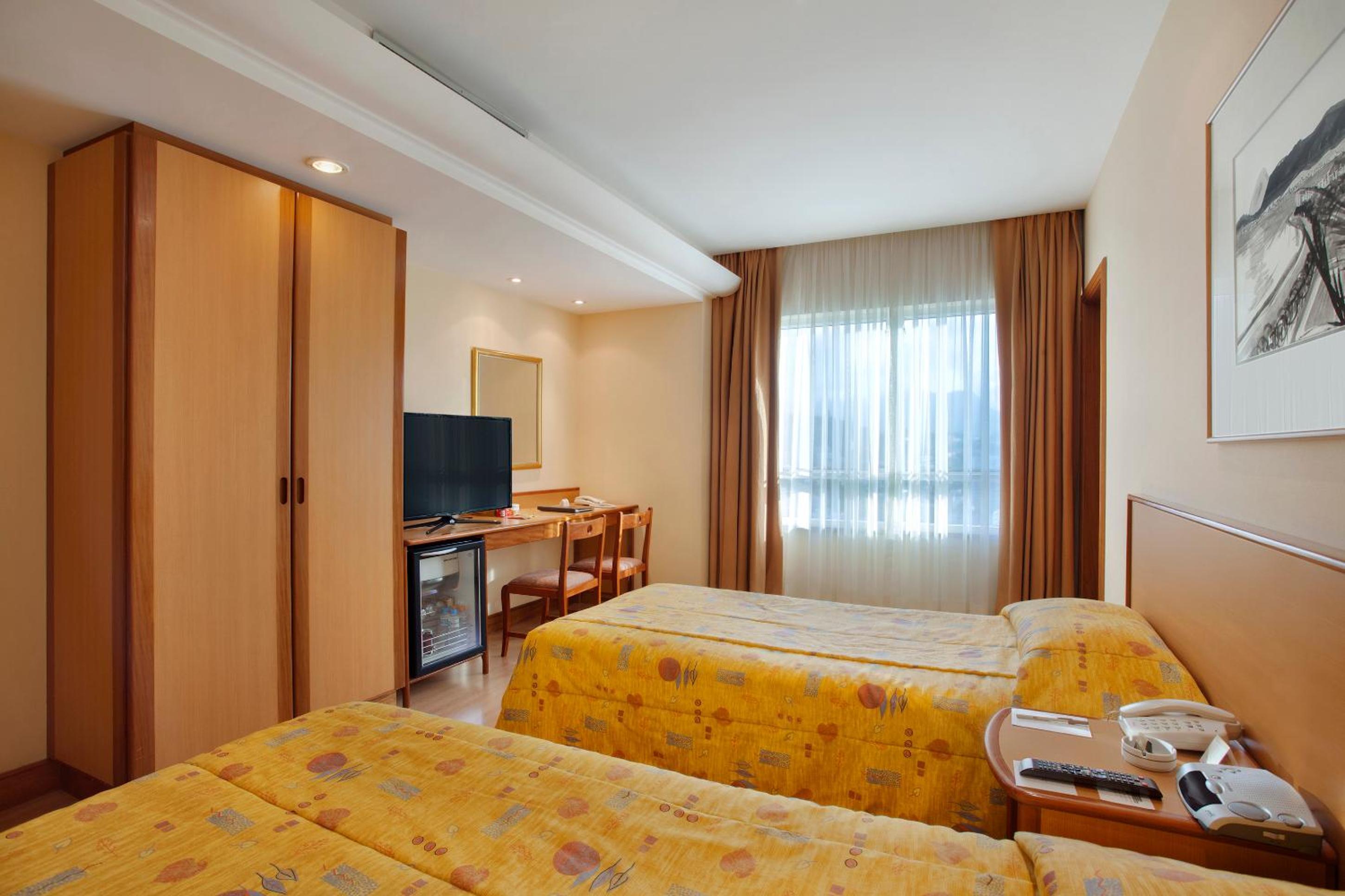 Superior Twin Room thumbnail 5