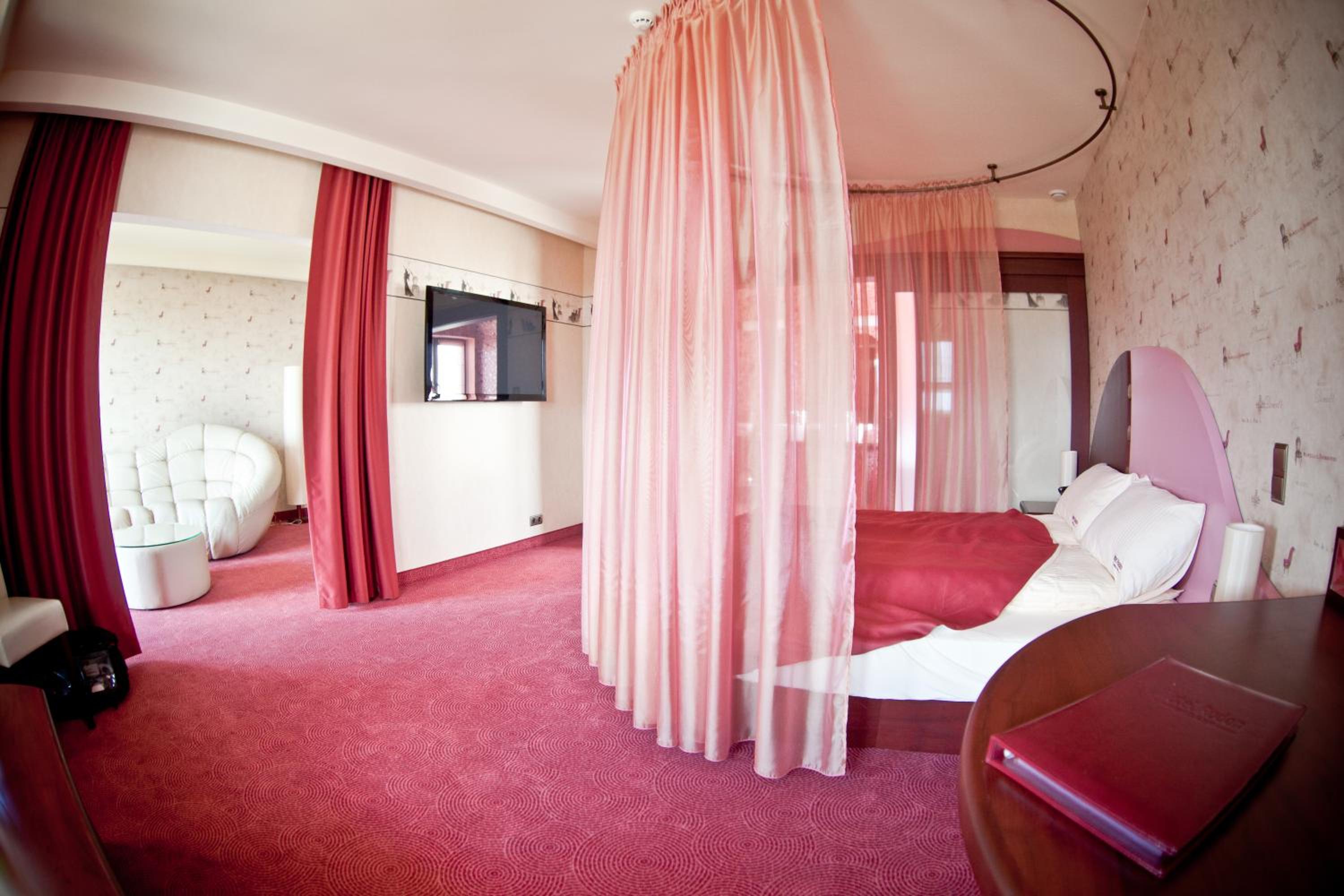 One-Bedroom Apartment with Jacuzzi - Photo 4