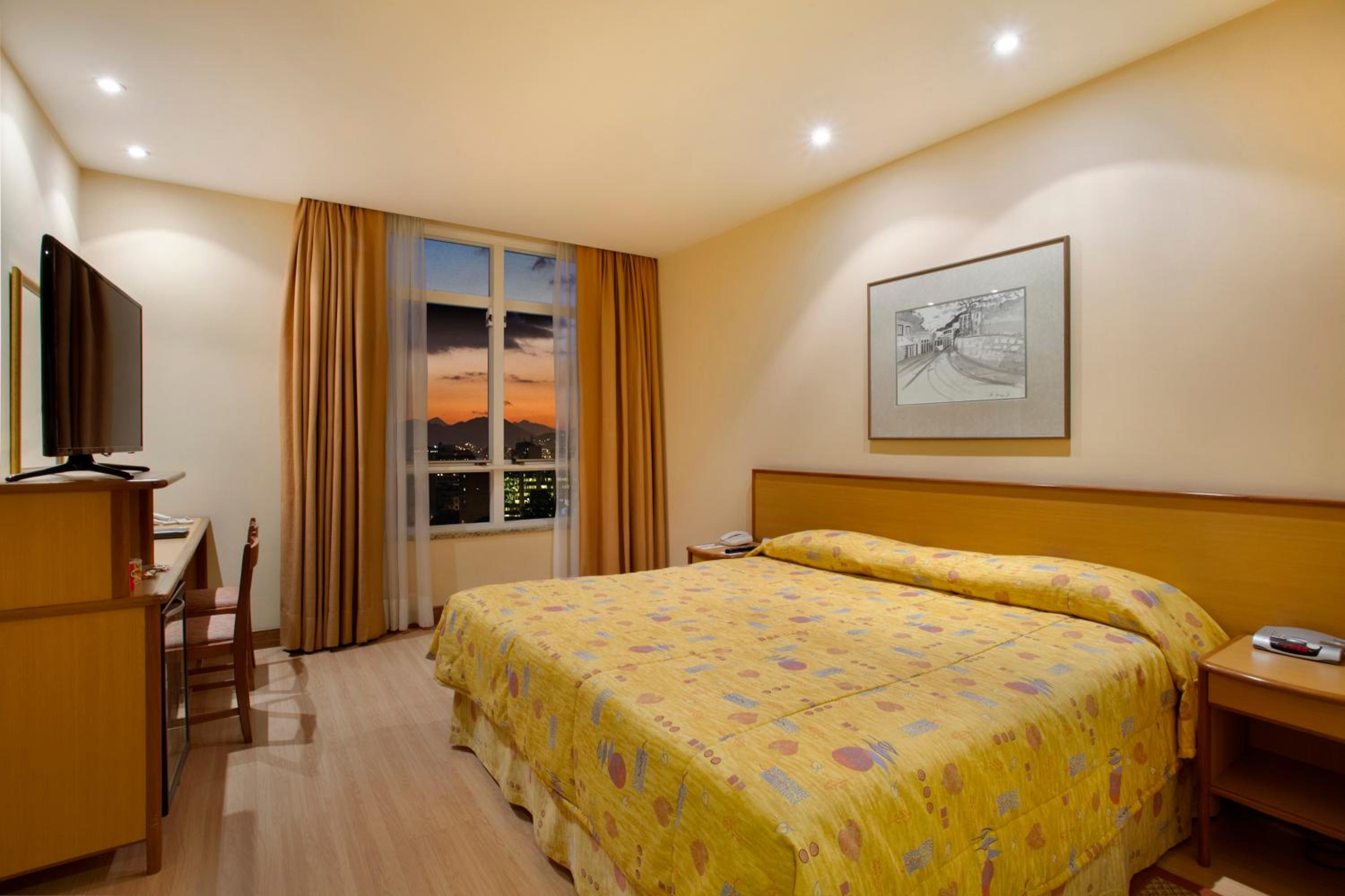 Executive Superior Room with Bath thumbnail 6