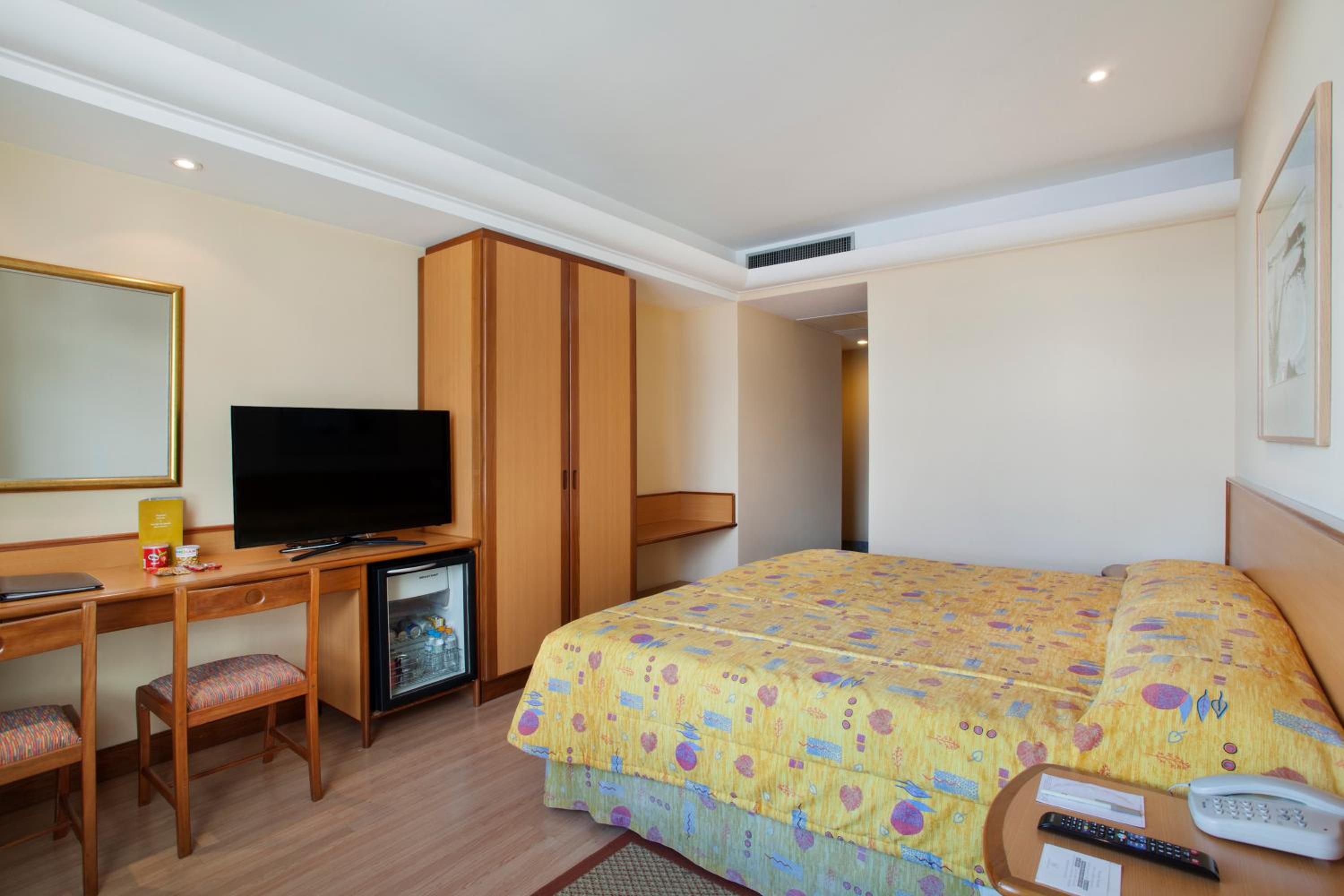 Executive Superior Room with Bath thumbnail 5