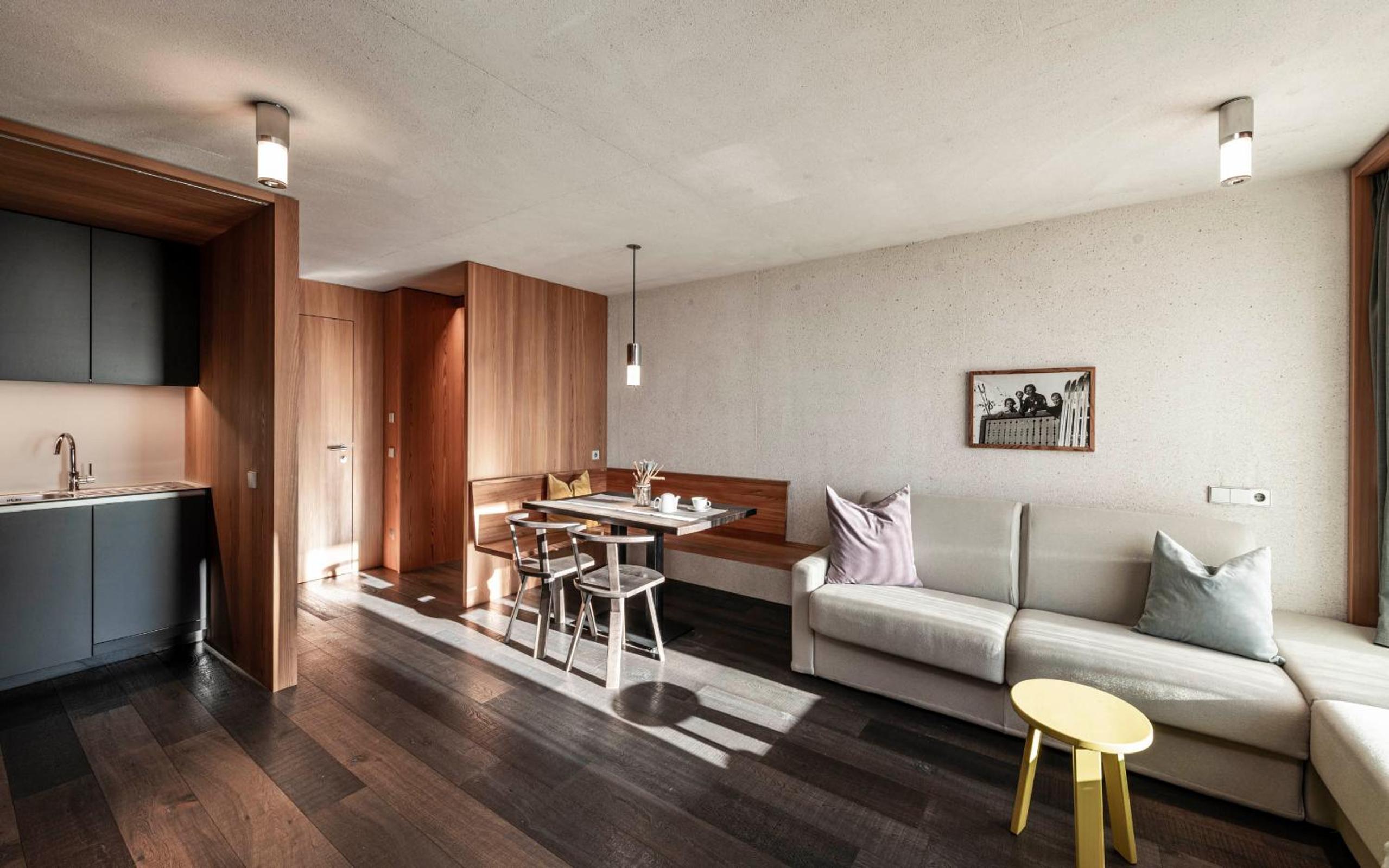 Two-Bedroom Apartment with Balcony and Mountain View photo 3