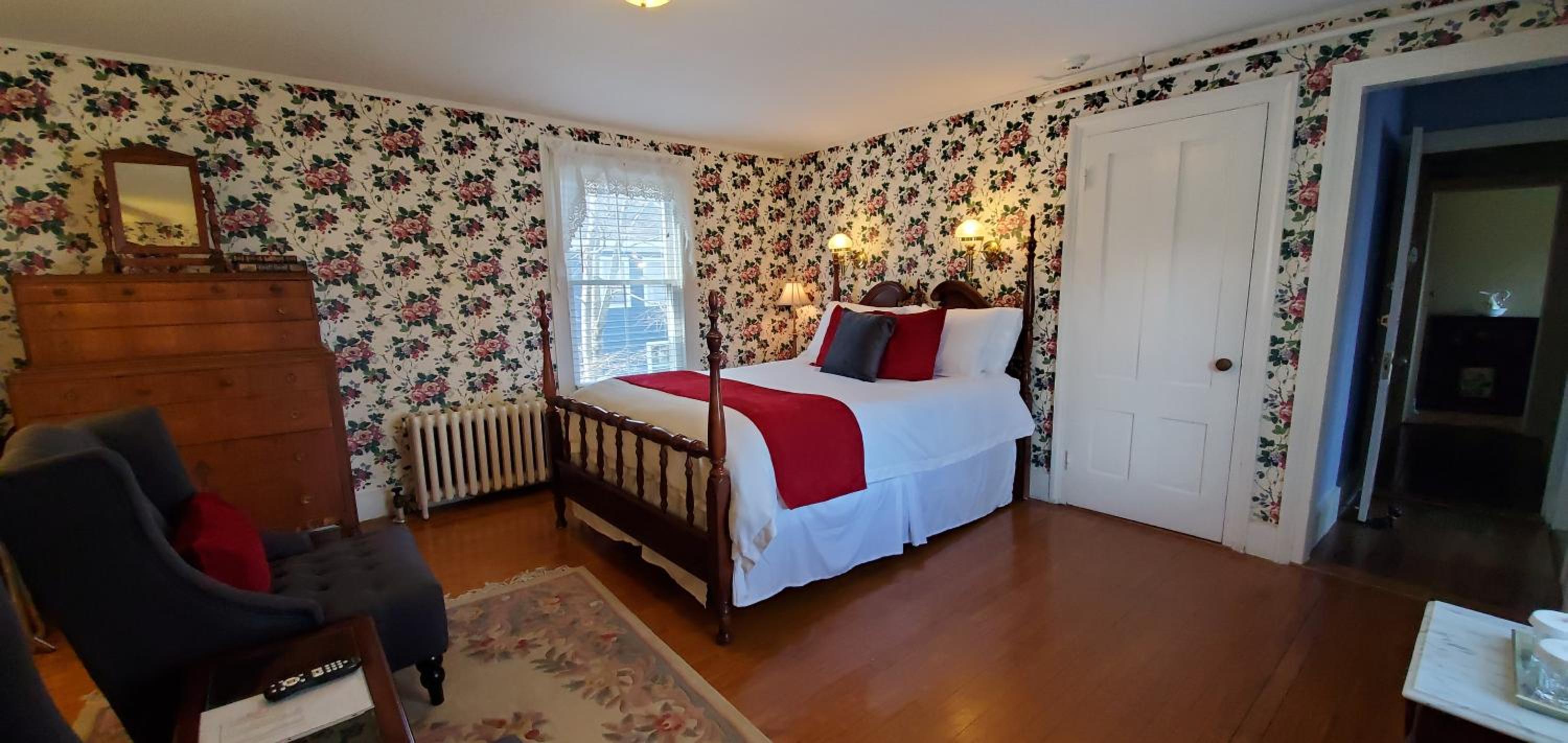 Queen Room - Victorian  photo 3