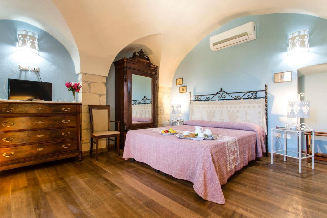 Double or Twin Room with Garden View - Photo 13