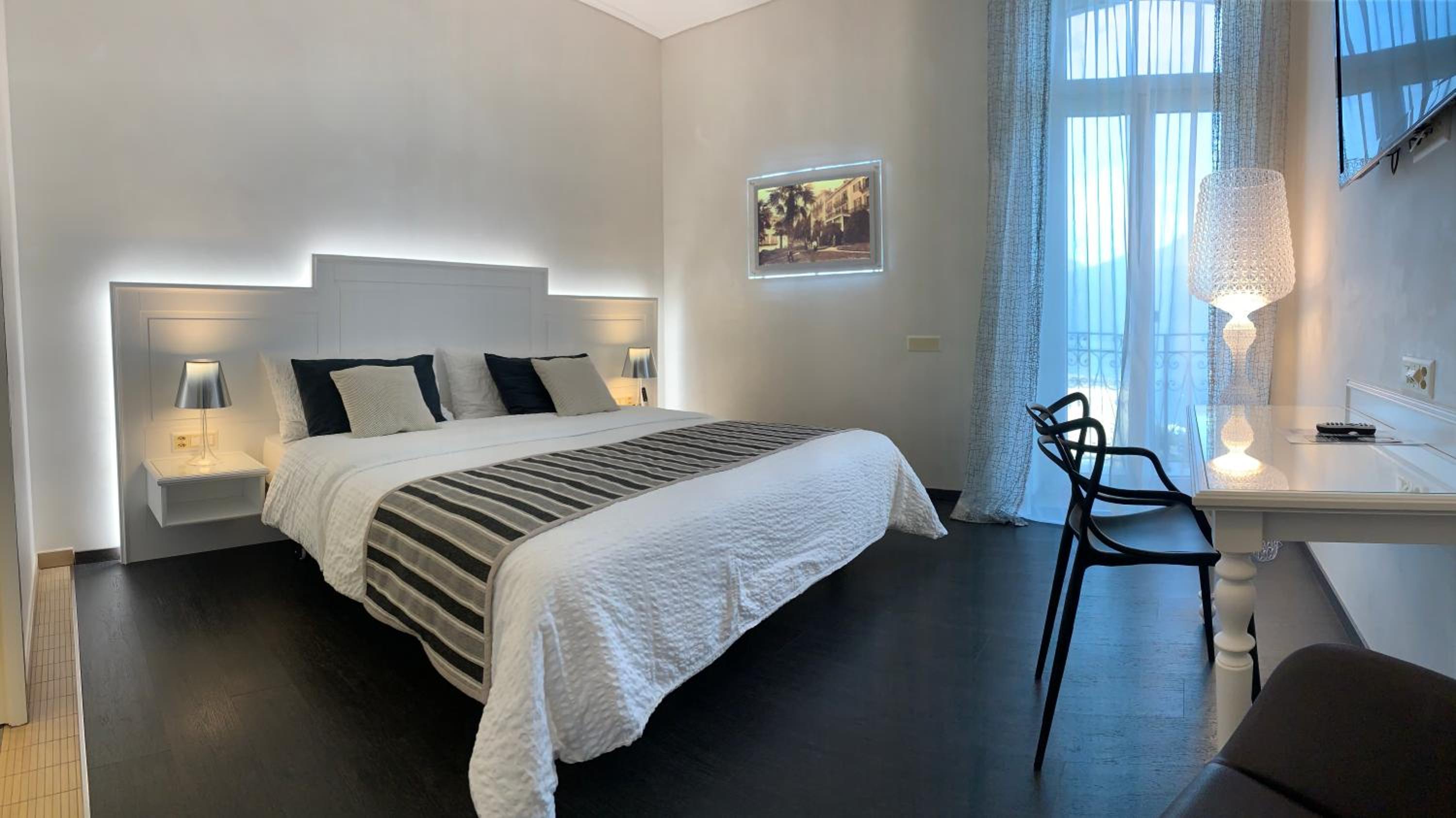 Superior Plus Twin Room with Lake View - Photo 2
