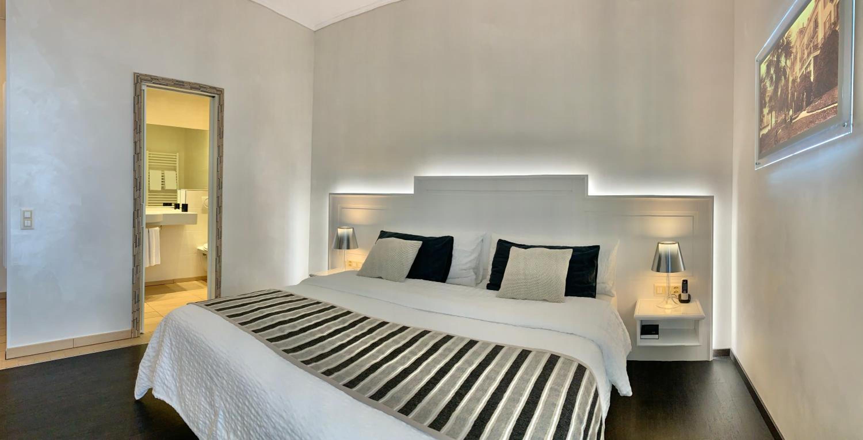 Superior Plus Twin Room with Lake View - Photo 4