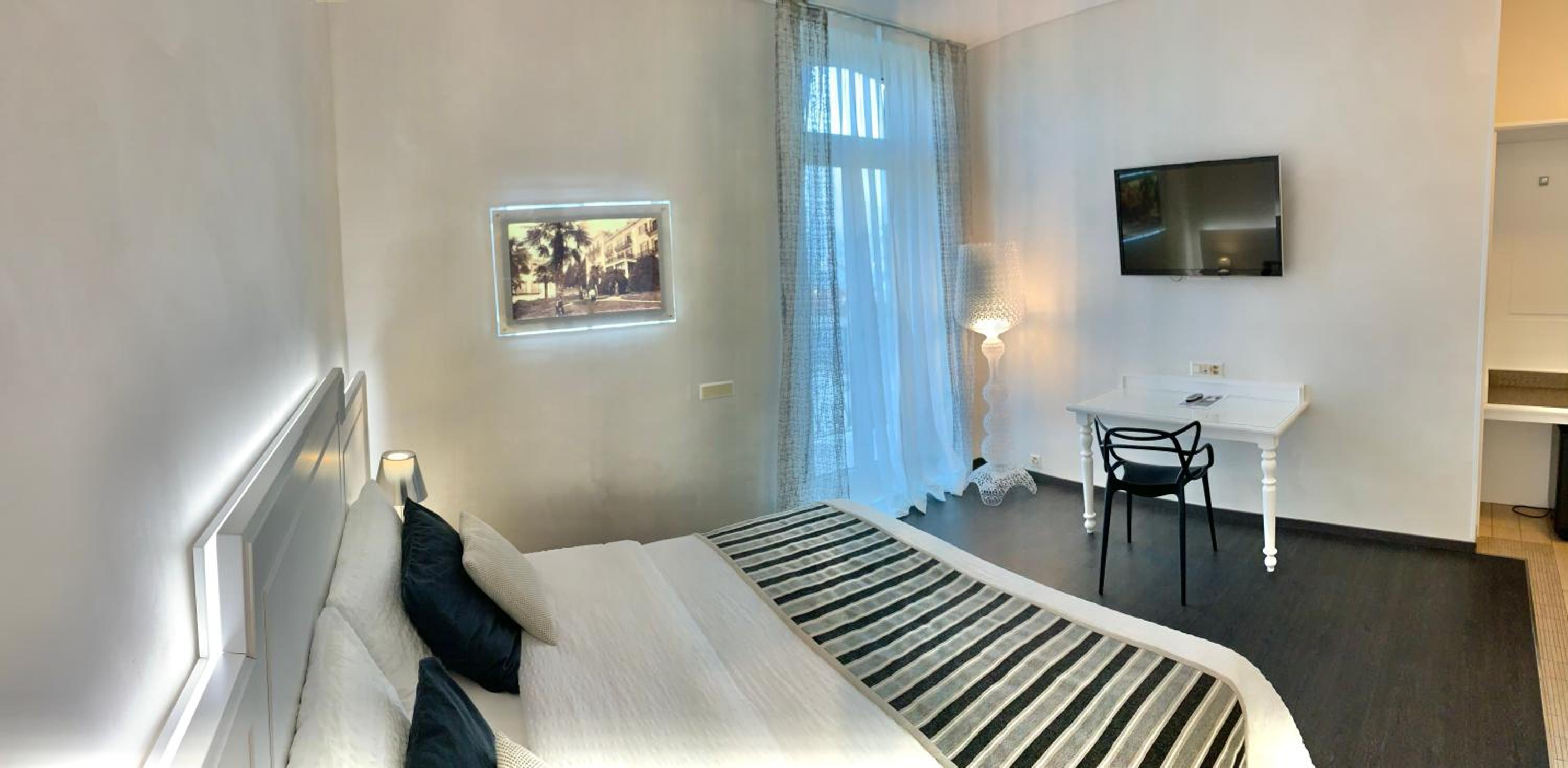 Superior Plus Twin Room with Lake View - Photo 3