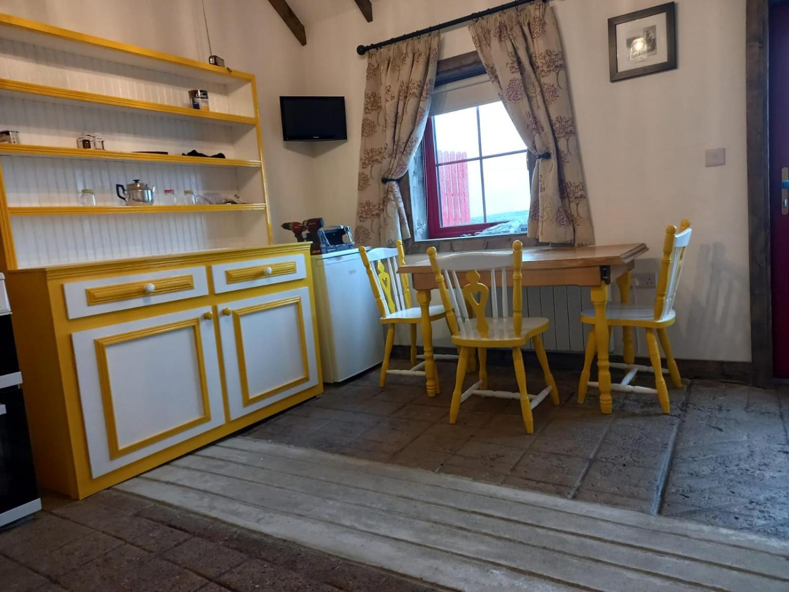 One-Bedroom Cottage - Photo 3
