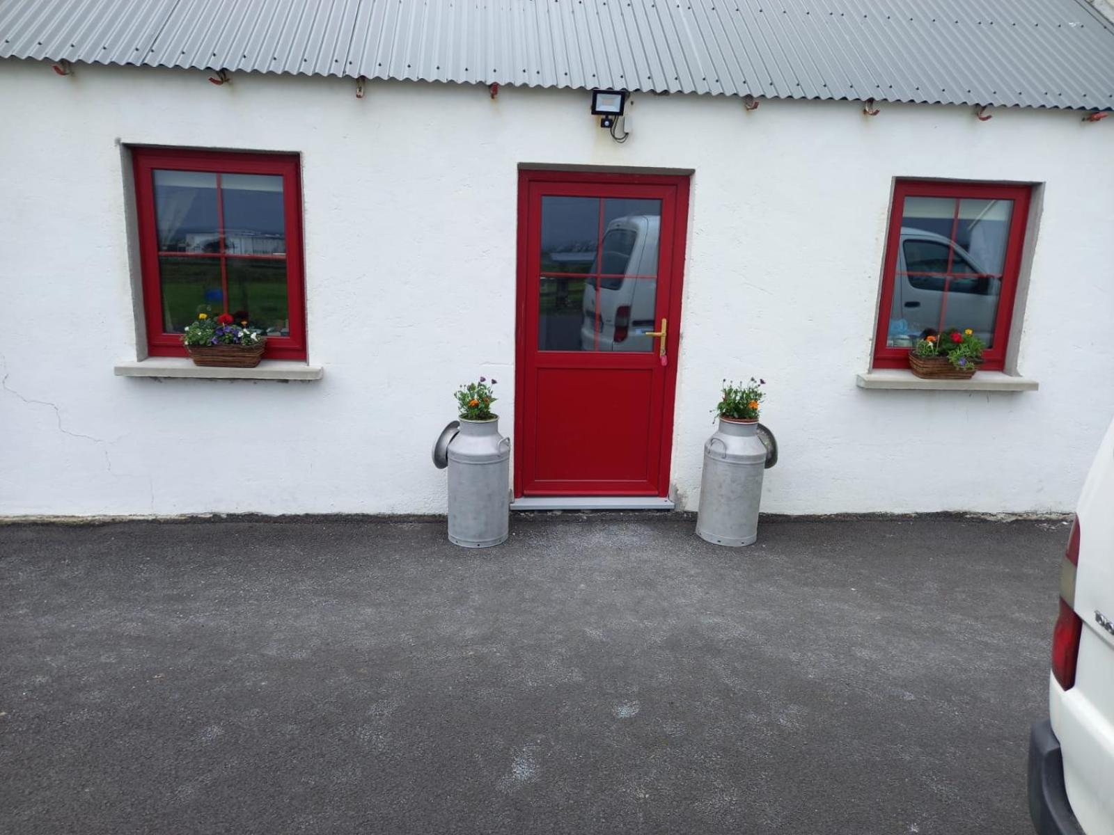 One-Bedroom Cottage - Photo 2