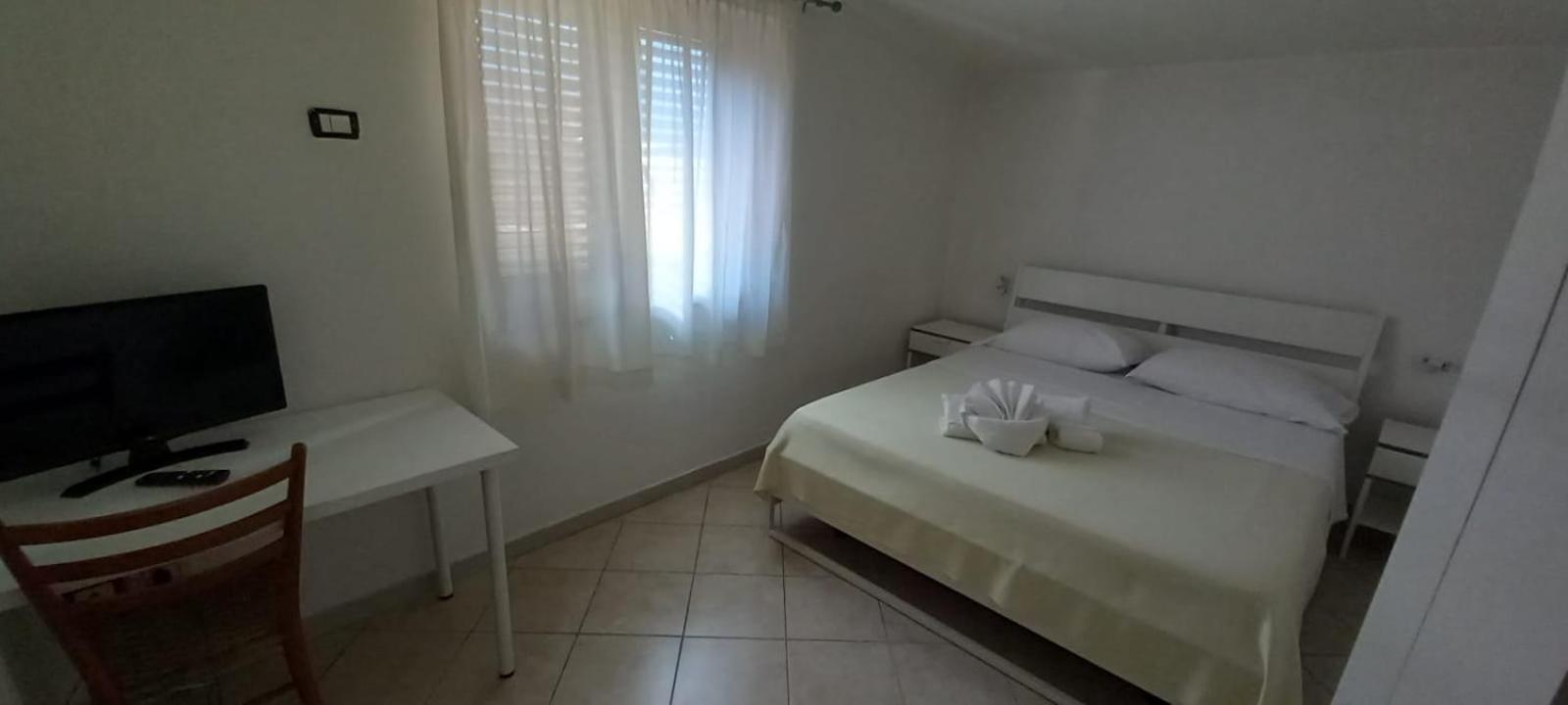 Single Room with Private Bathroom photo 2