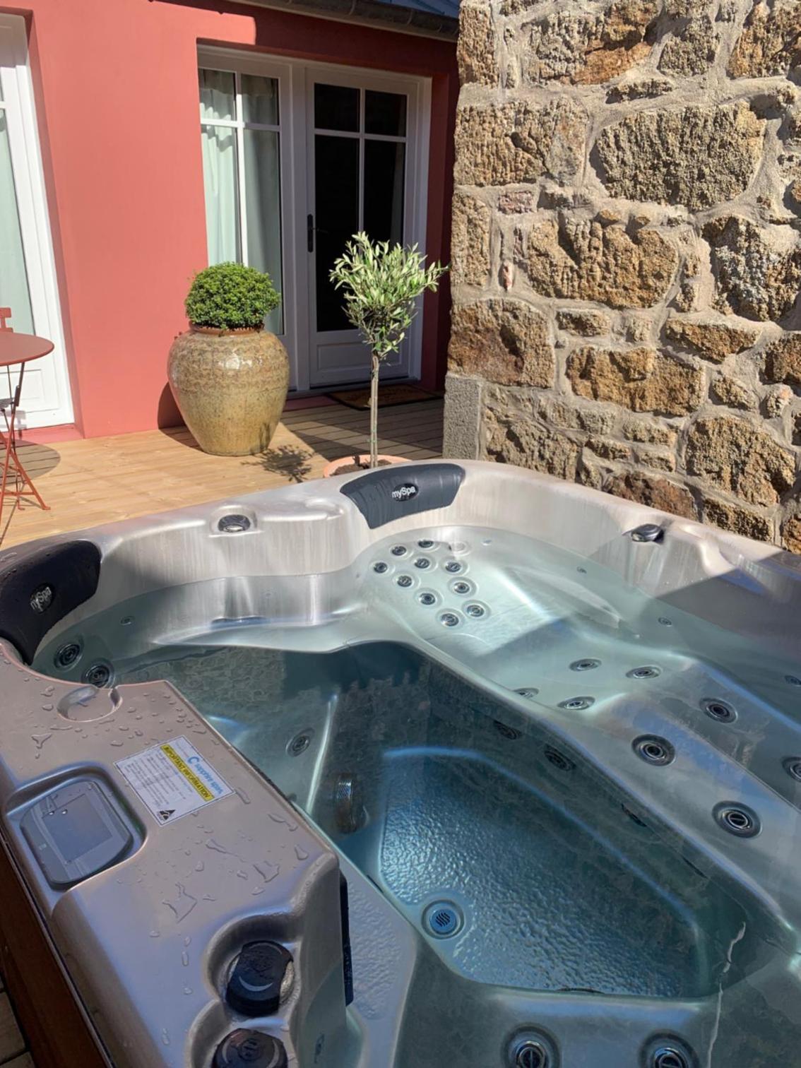 Suite with Hot Tub photo 1