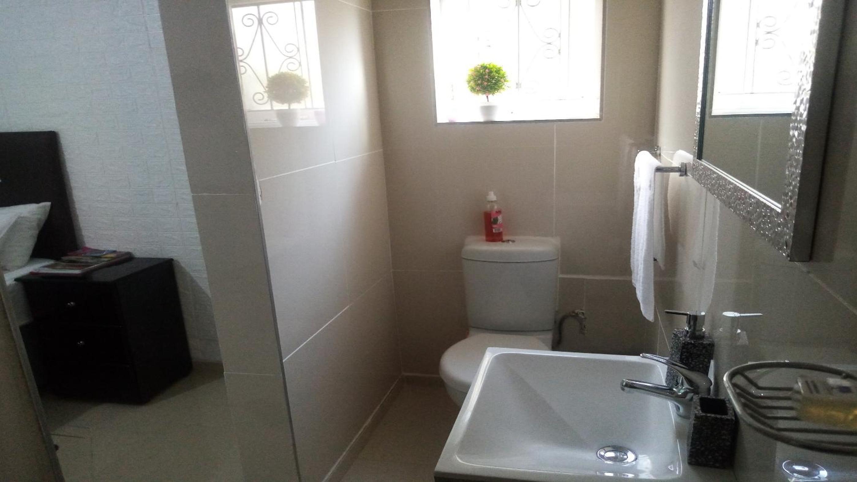 Double Room with Private Bathroom - Photo 2