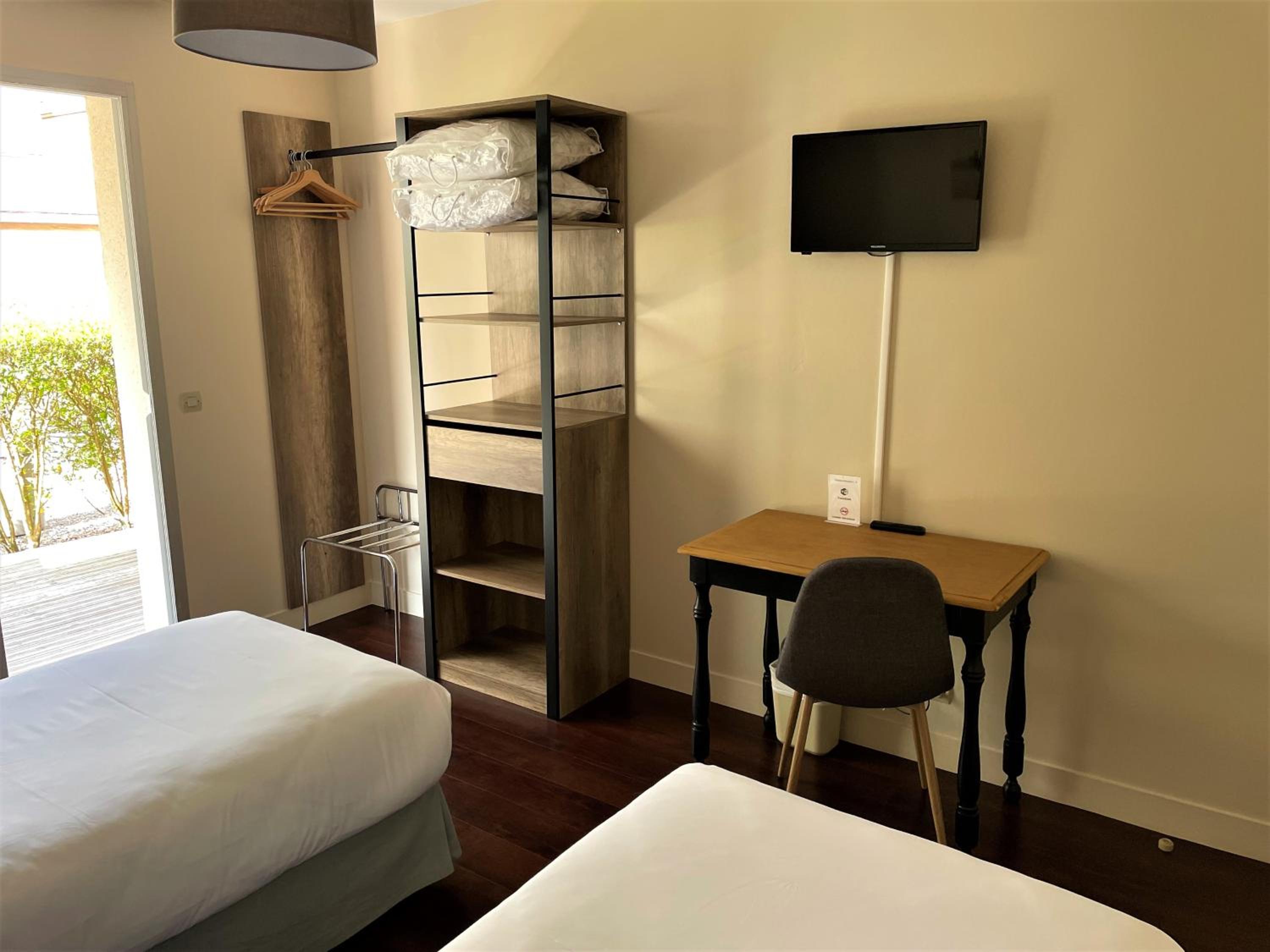 Twin Room with Bath - Photo 3