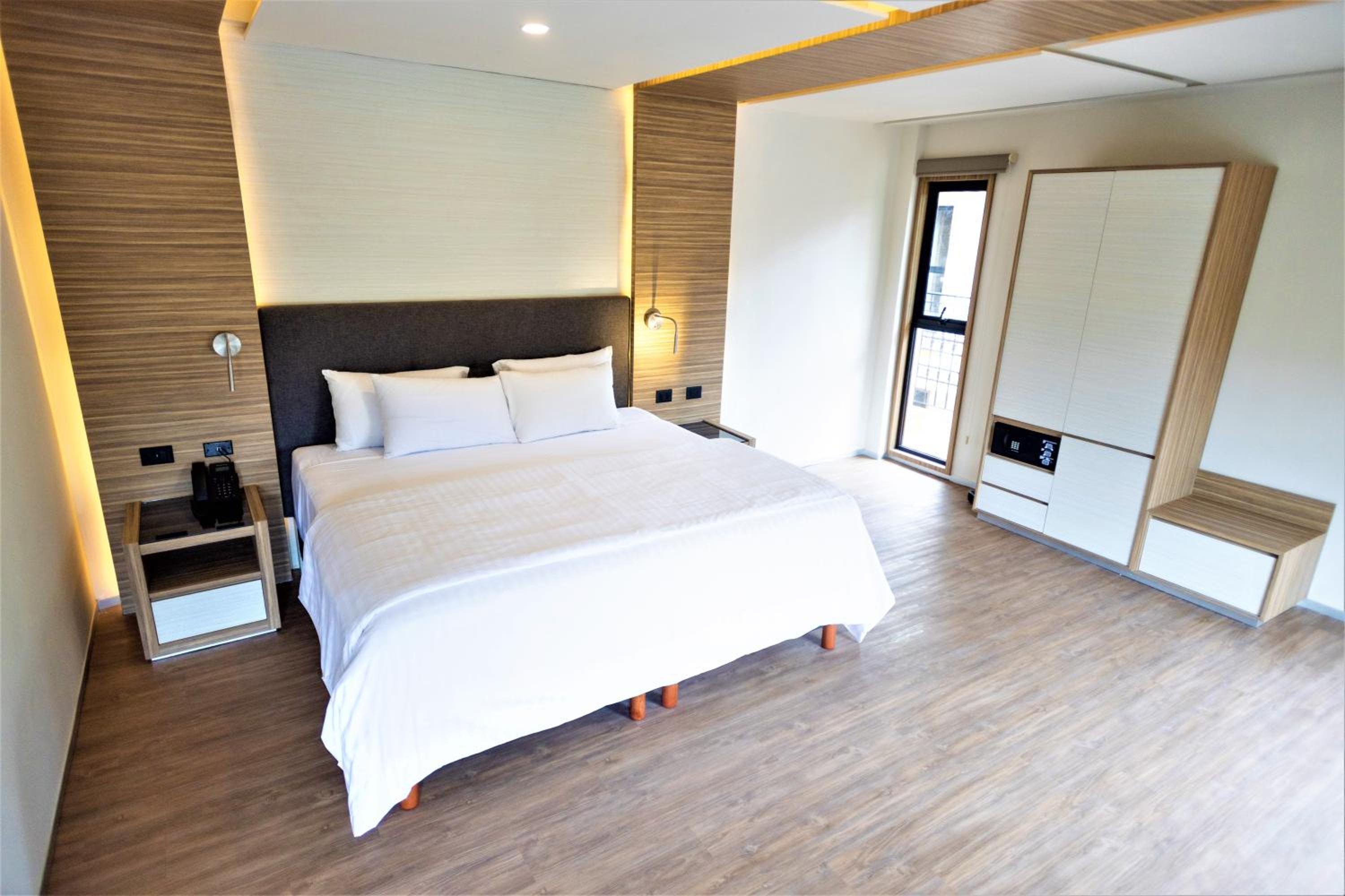 Superior King Room - Photo 9
