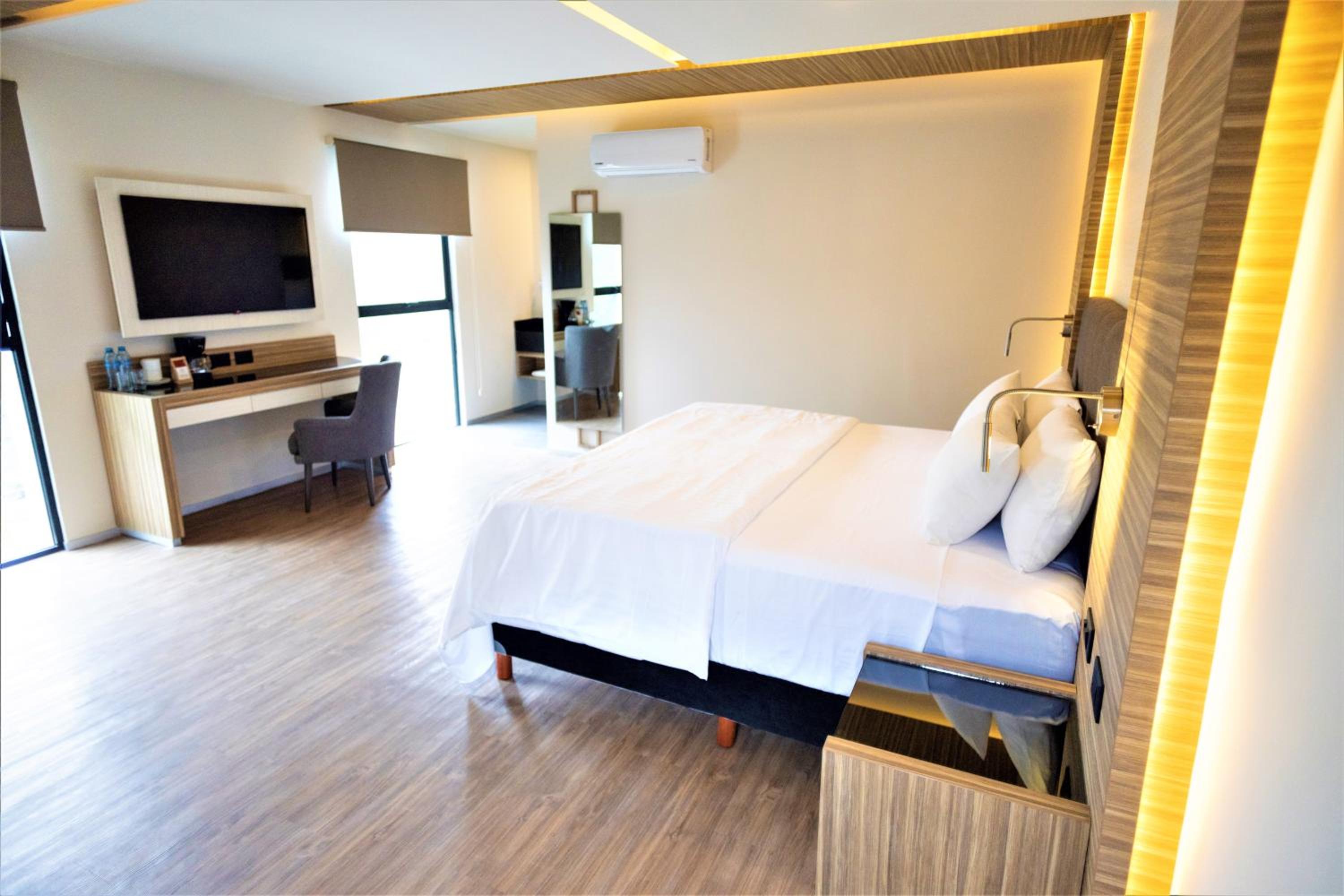 Superior King Room - Photo 7