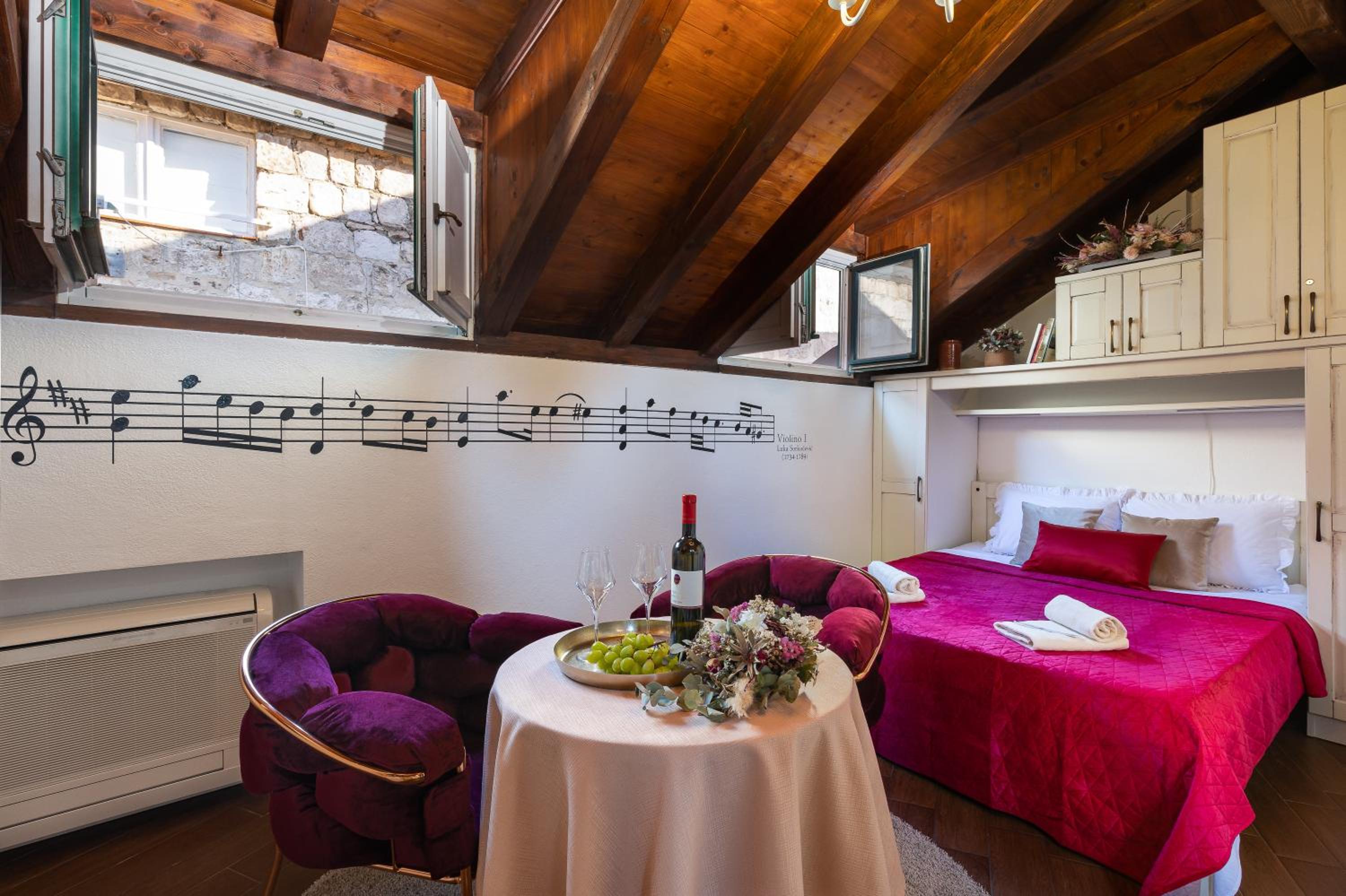Deluxe Studio Apartment