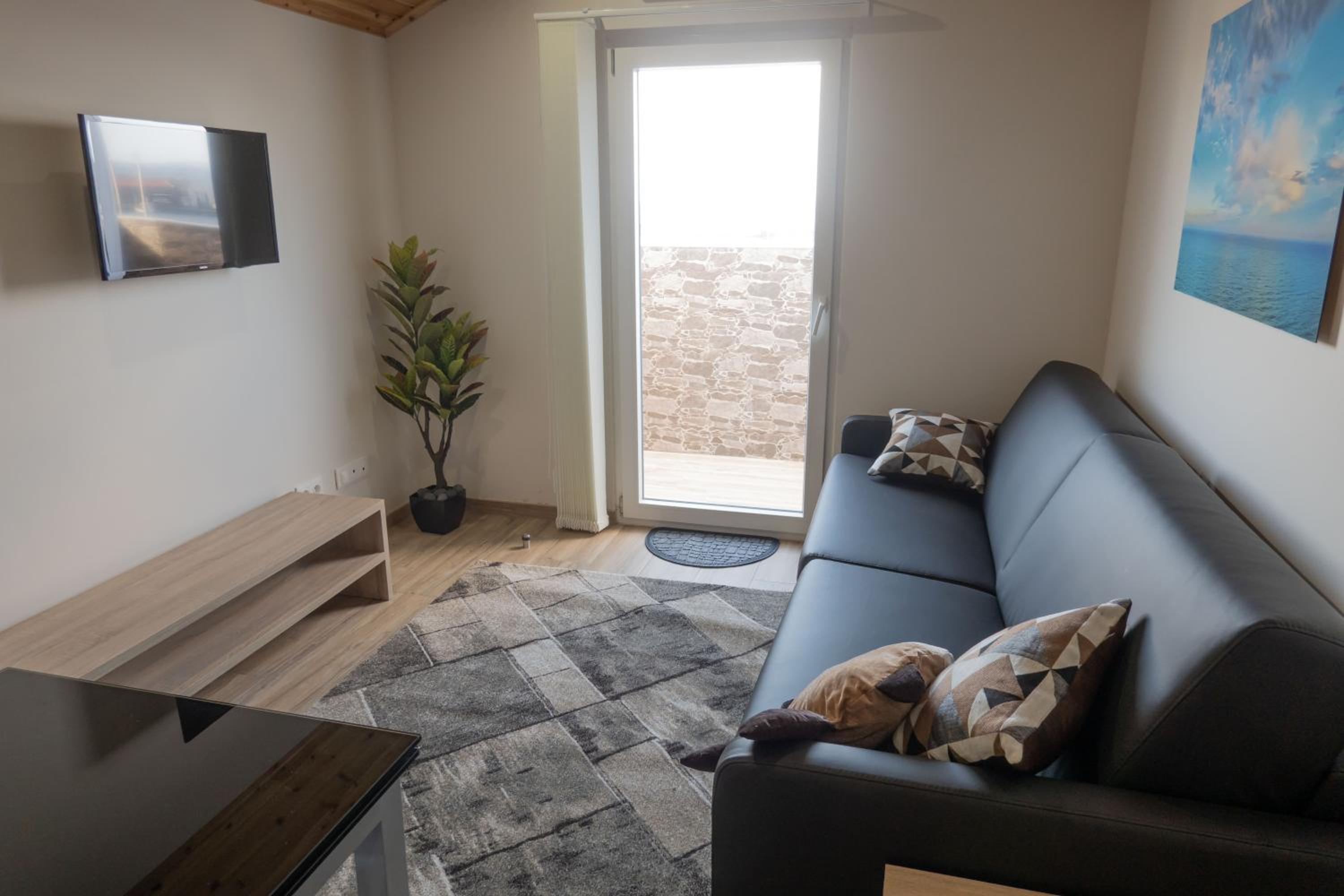 Deluxe Suite with Sea View - Photo 3