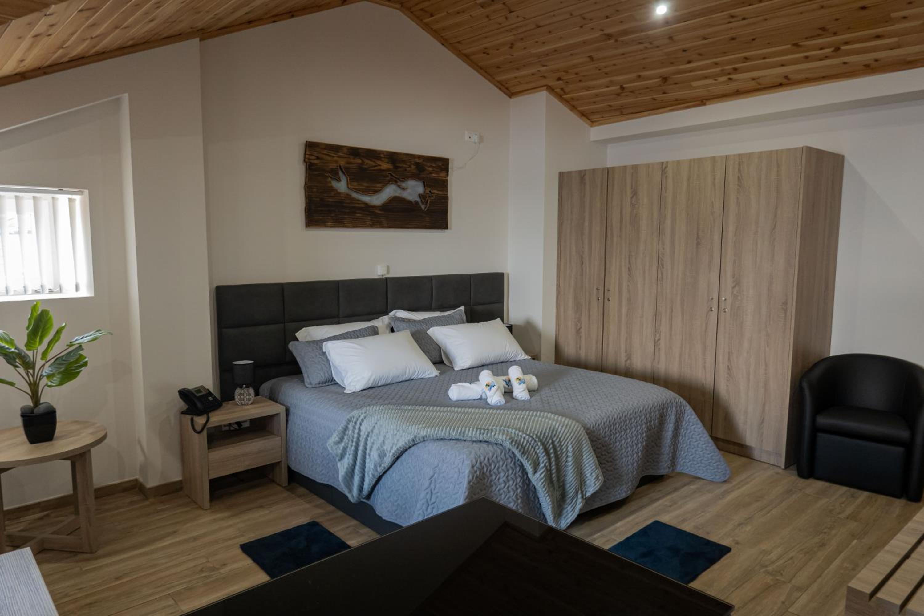 Deluxe Suite with Sea View - Photo 1