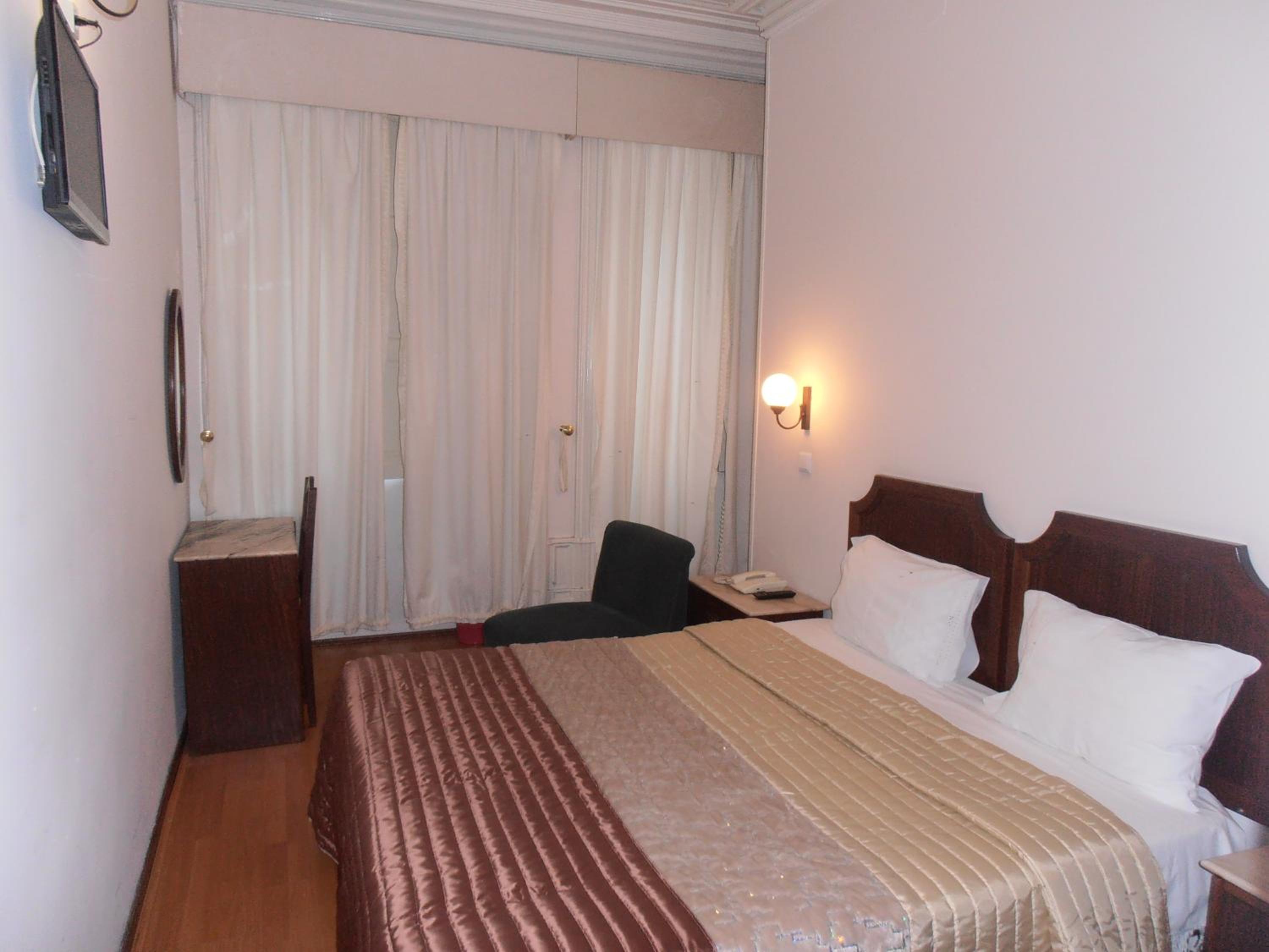 Double Room with City View - Photo 8
