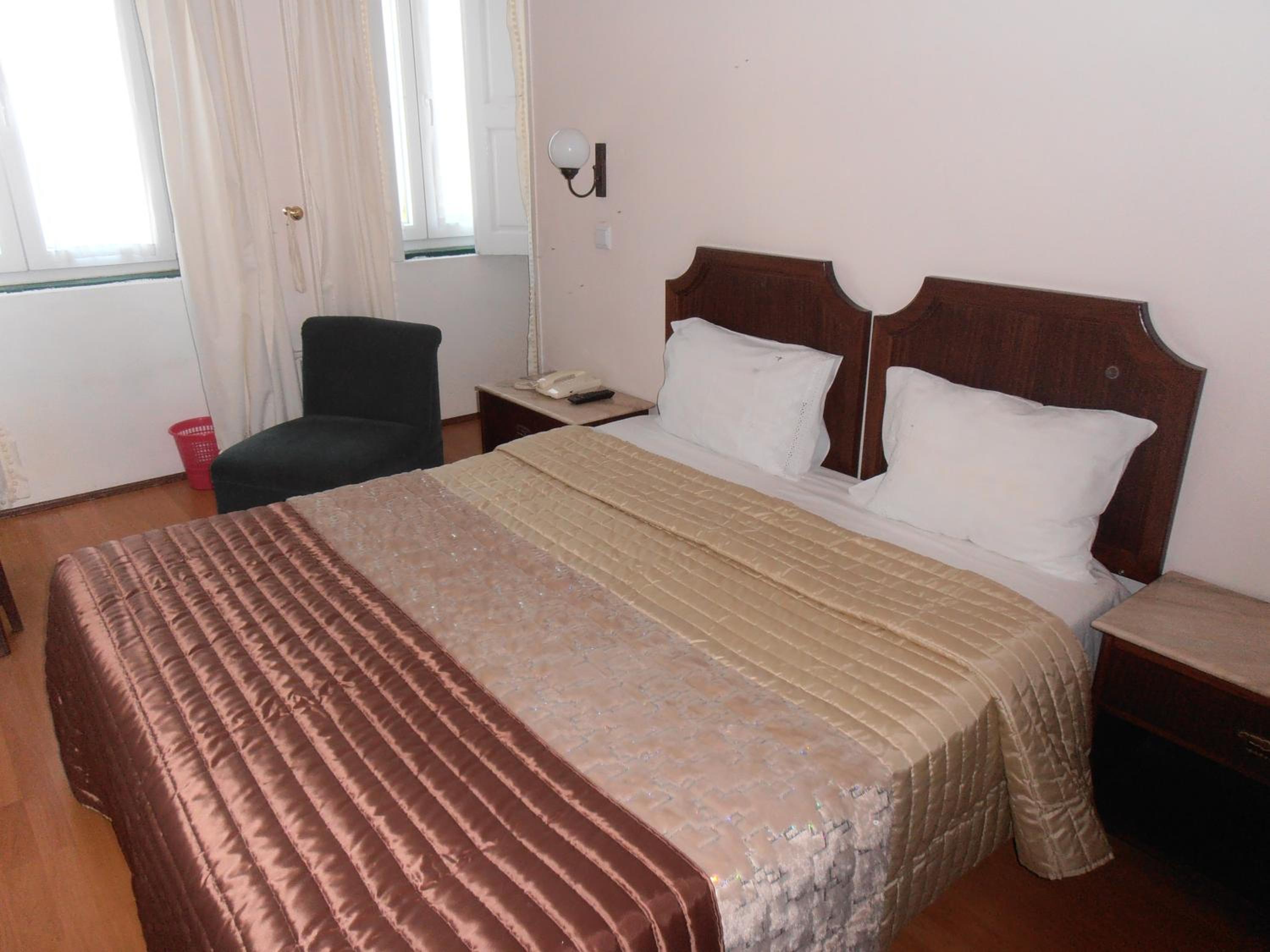 Double Room with City View - Photo 2