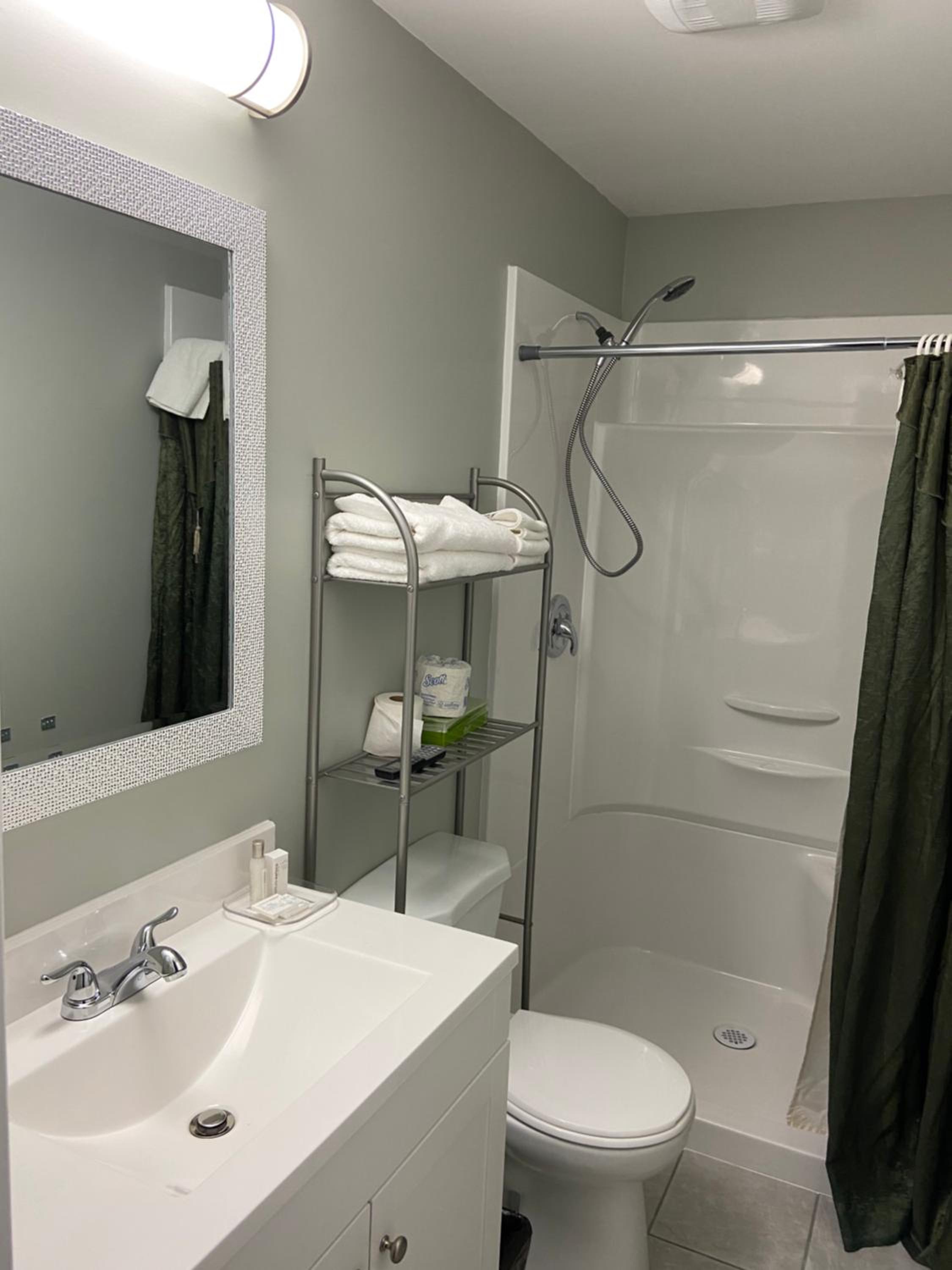 Standard Queen Room - Photo 8