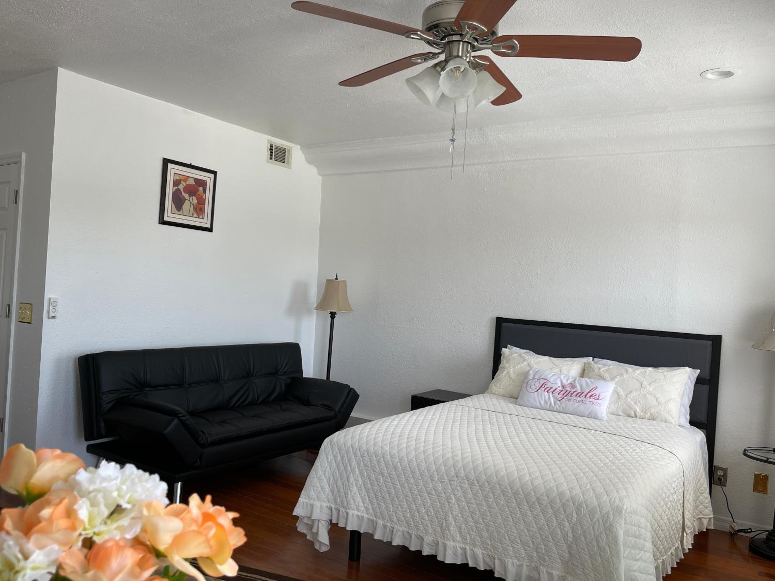 Two-Bedroom Apartment - Photo 22