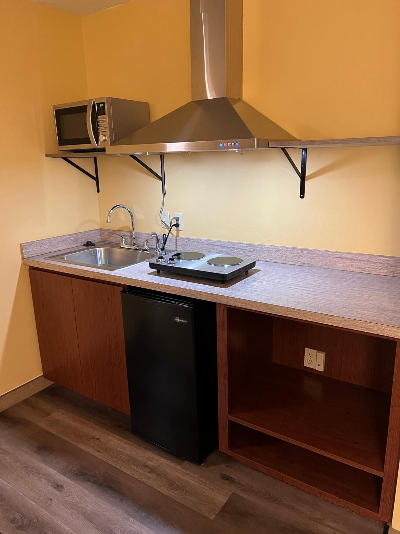 King Studio Suite with Sofa Bed and Kitchenette - Non-Smoking - Photo 4