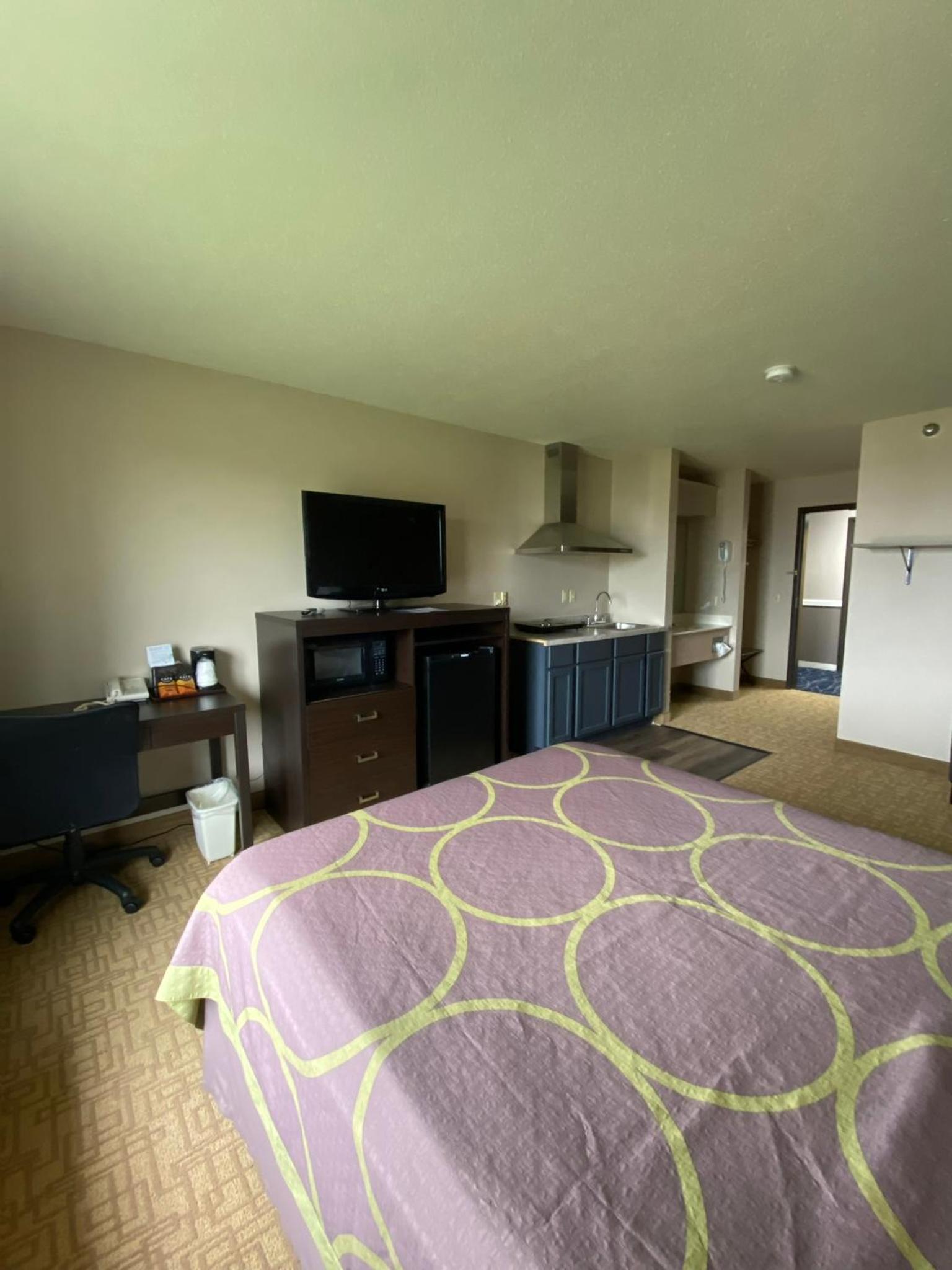 Queen Room with Kitchenette - Non-Smoking - Photo 3