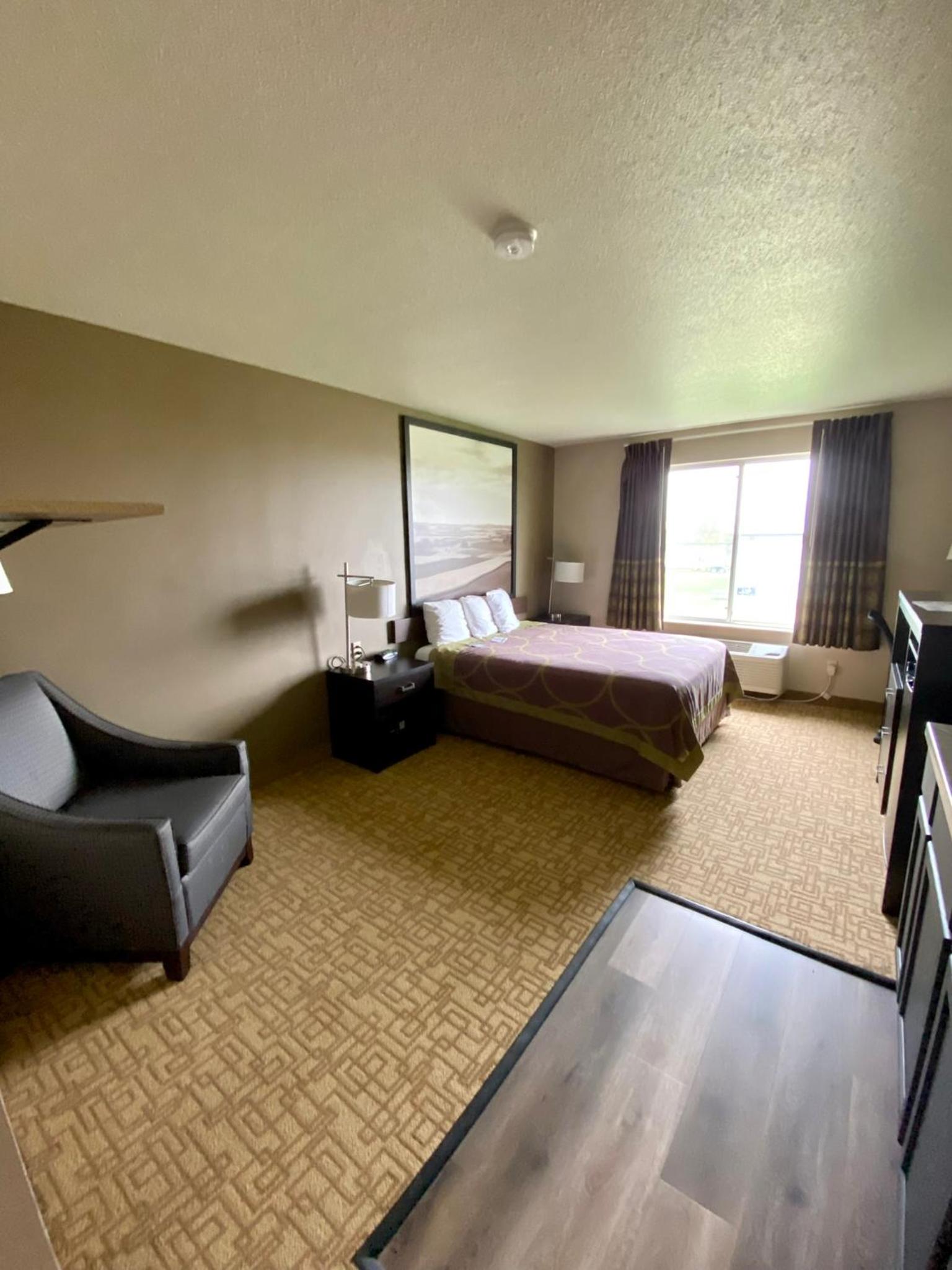 Queen Room with Kitchenette - Non-Smoking - Photo 2