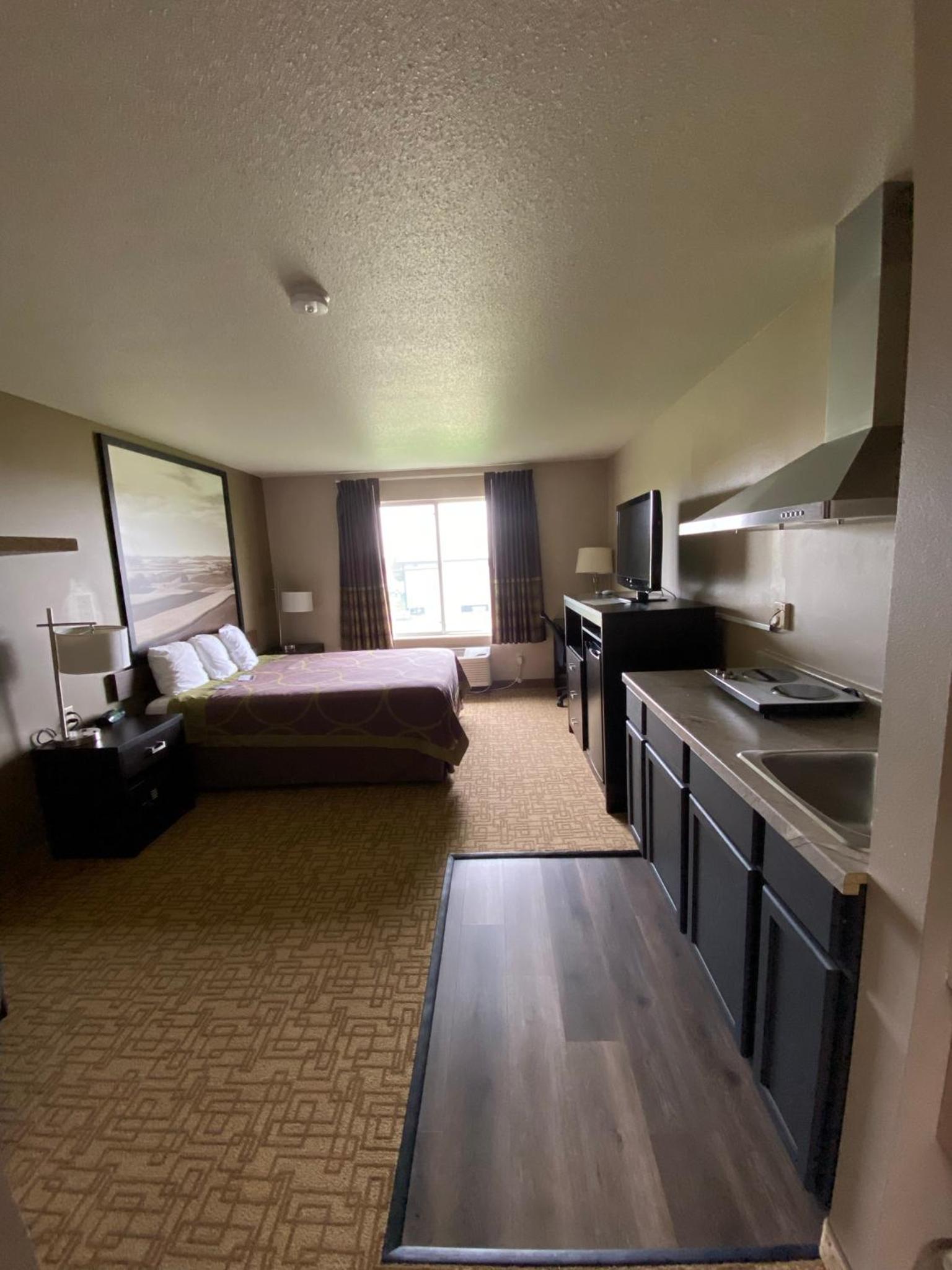 Queen Room with Kitchenette - Non-Smoking - Photo 1
