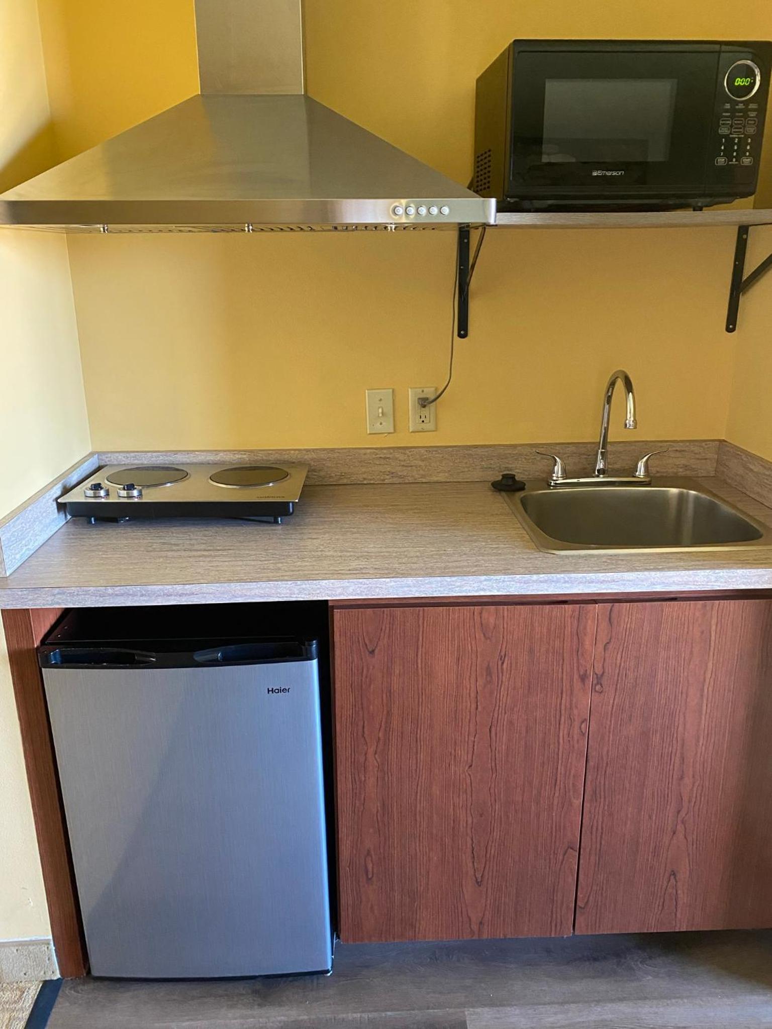 Deluxe King Suite with Jetted Tub and Kitchenette - Non-Smoking - Photo 3