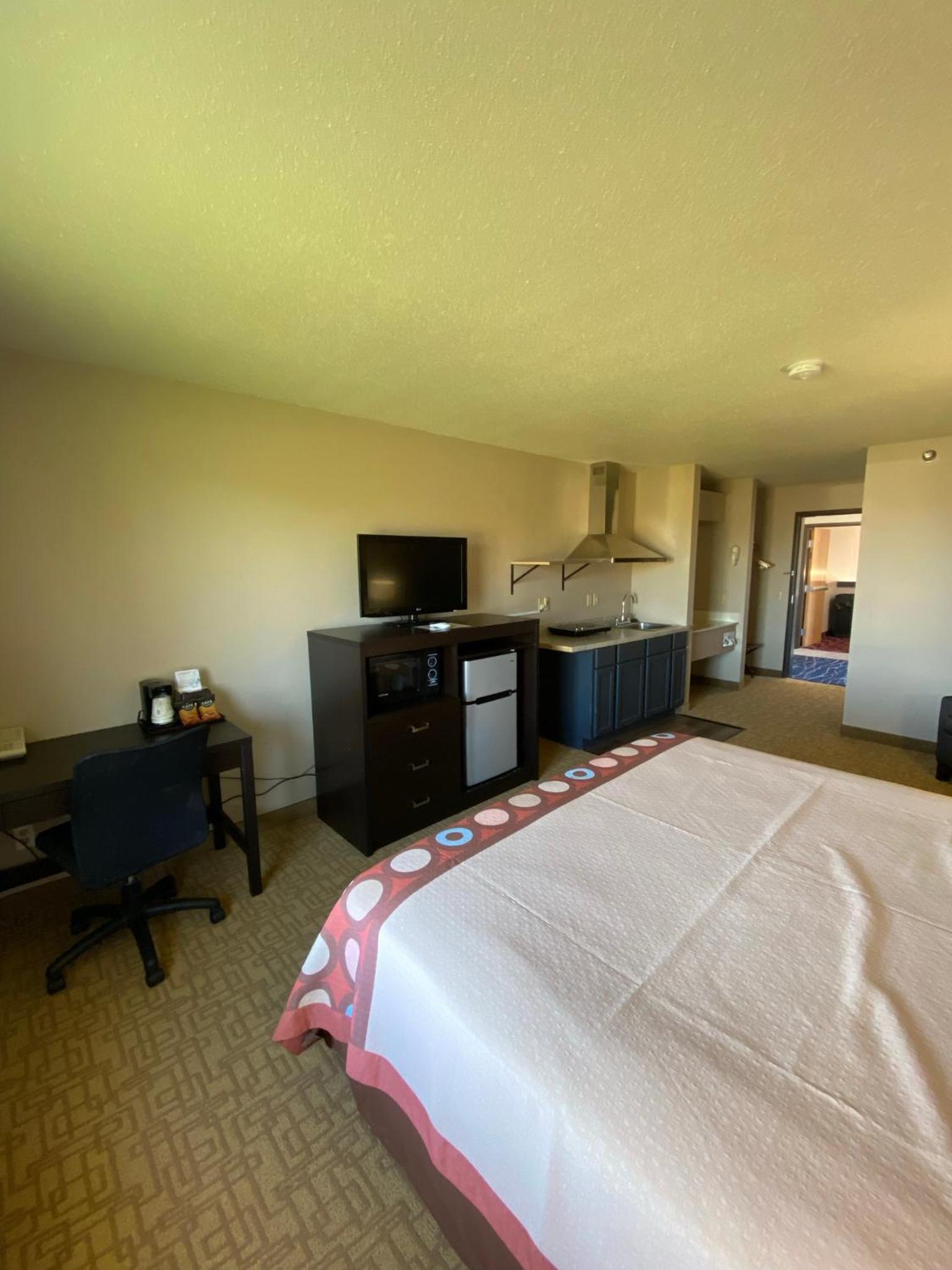 King Room with Kitchenette - Non-Smoking - Photo 2