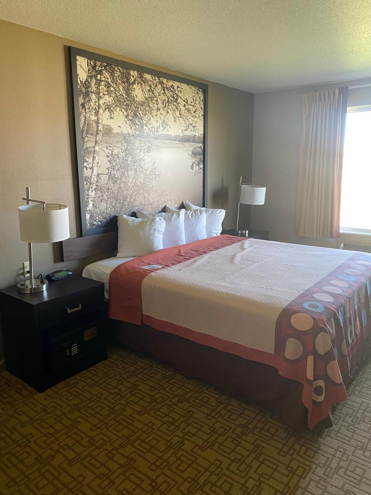 King Room with Kitchenette - Non-Smoking - Photo 3