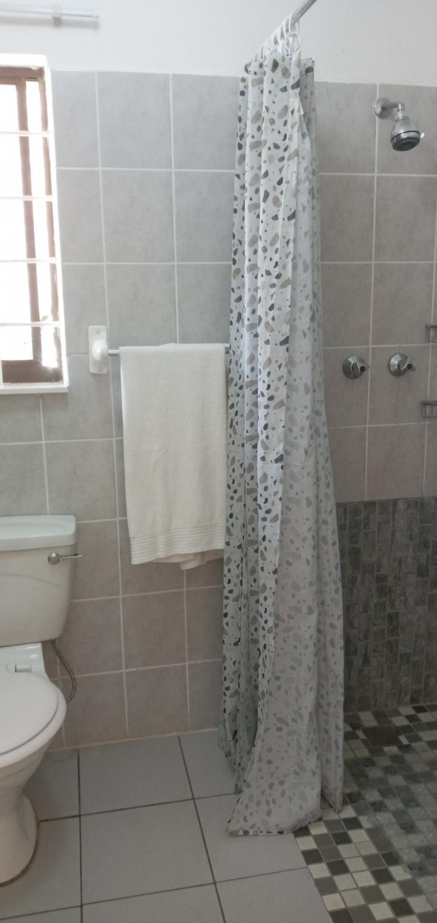 Double Room with Private Bathroom - Photo 9