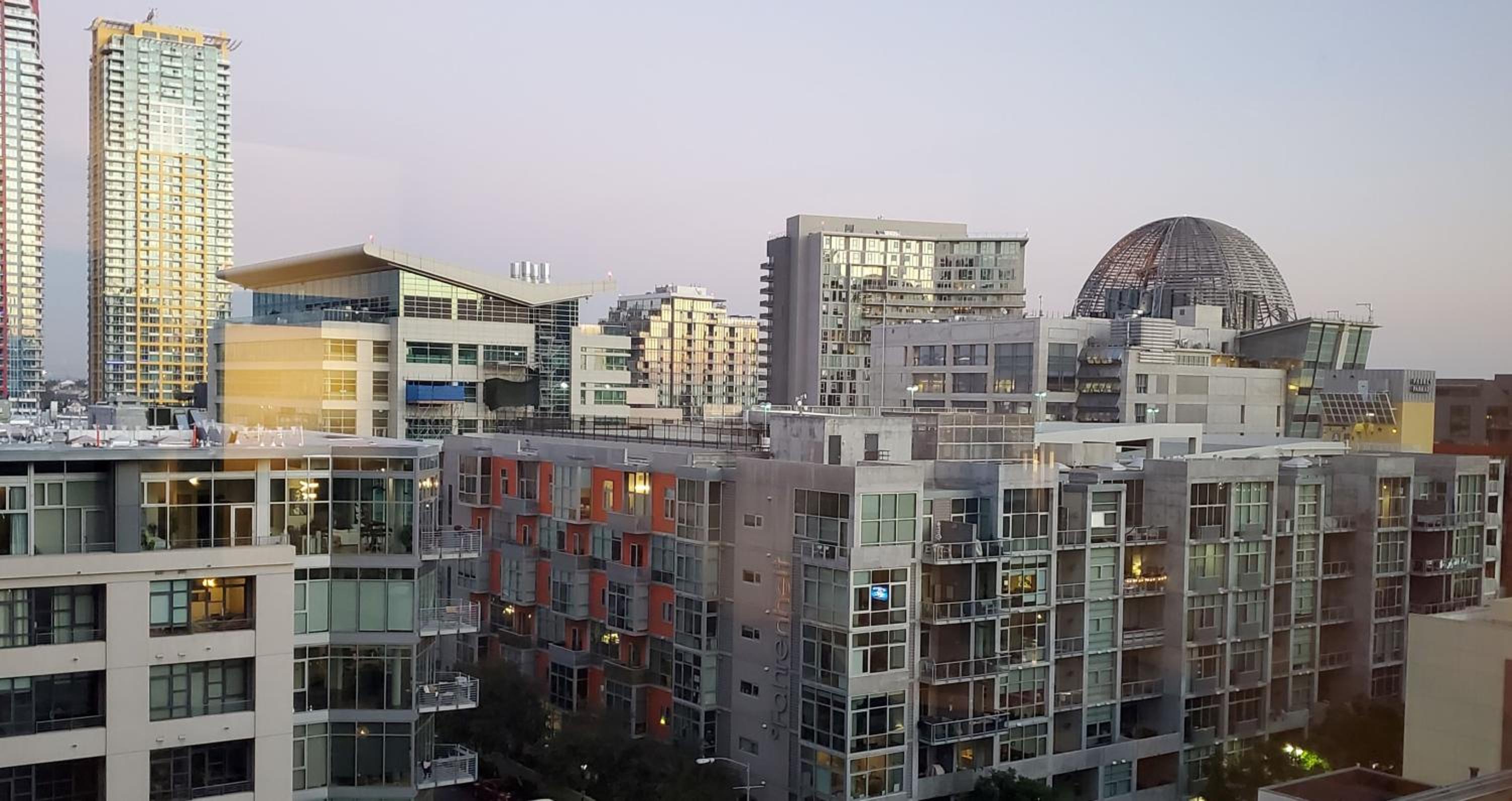 Premium King Room with City View - Photo 3