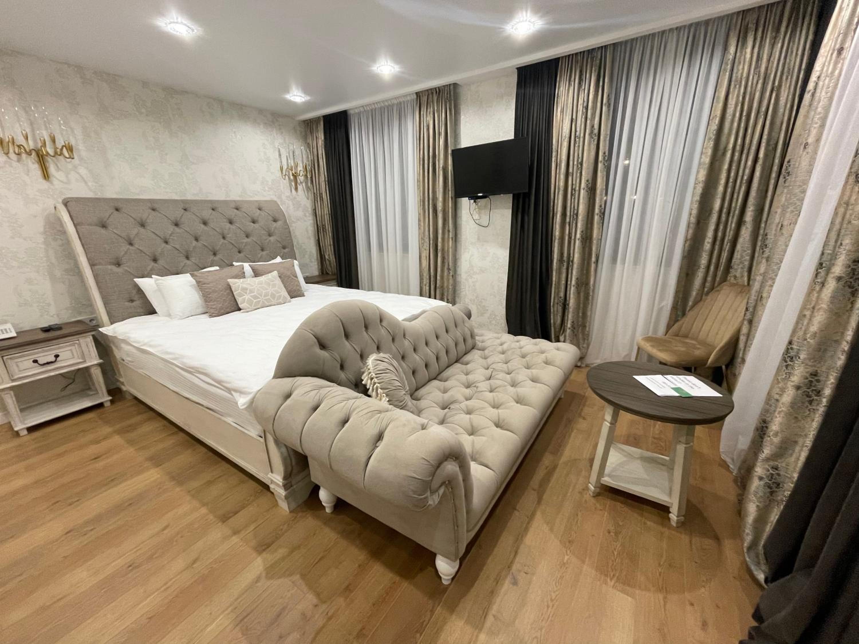 King Suite with Balcony - Photo 4