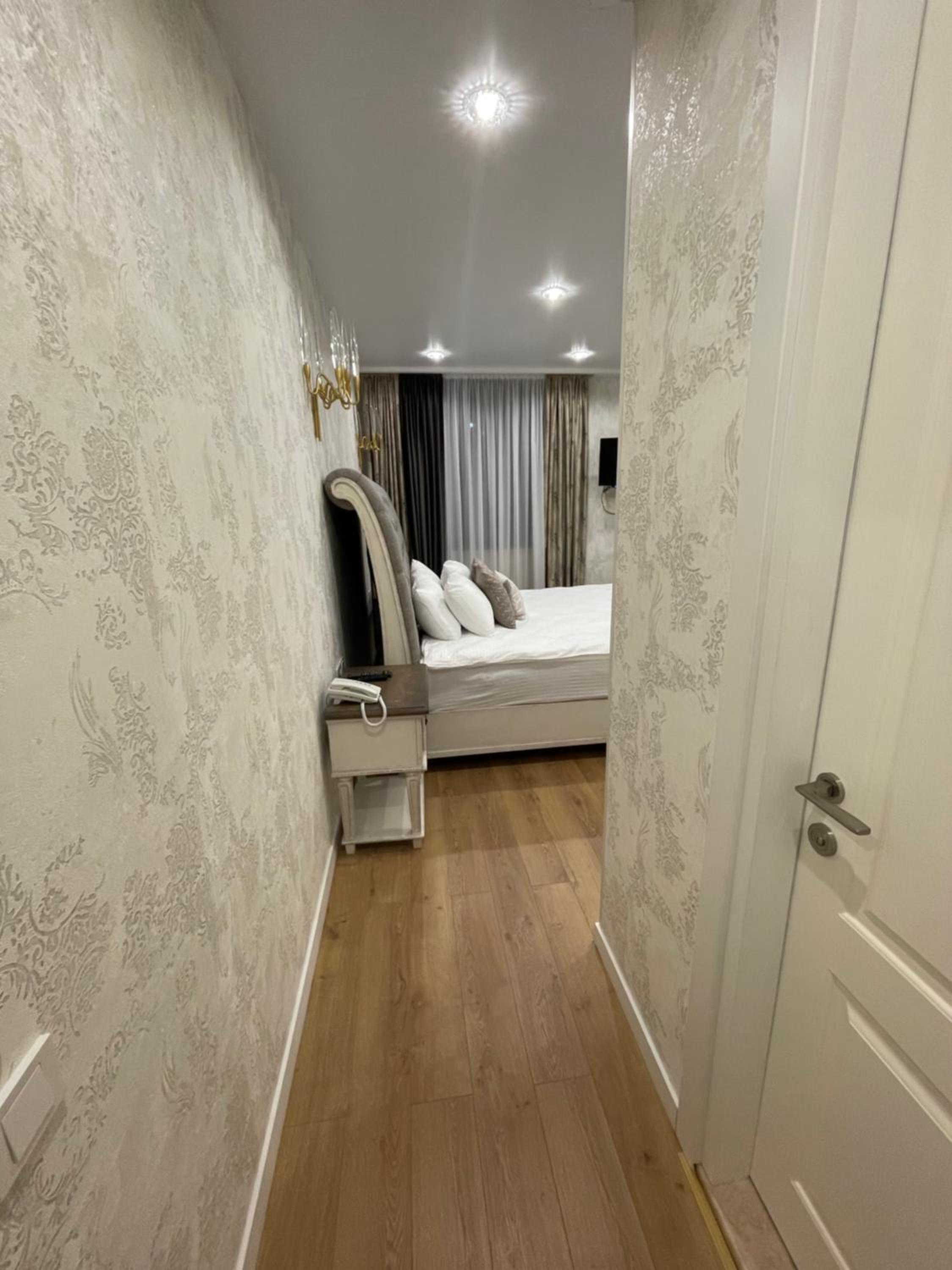 King Suite with Balcony - Photo 21