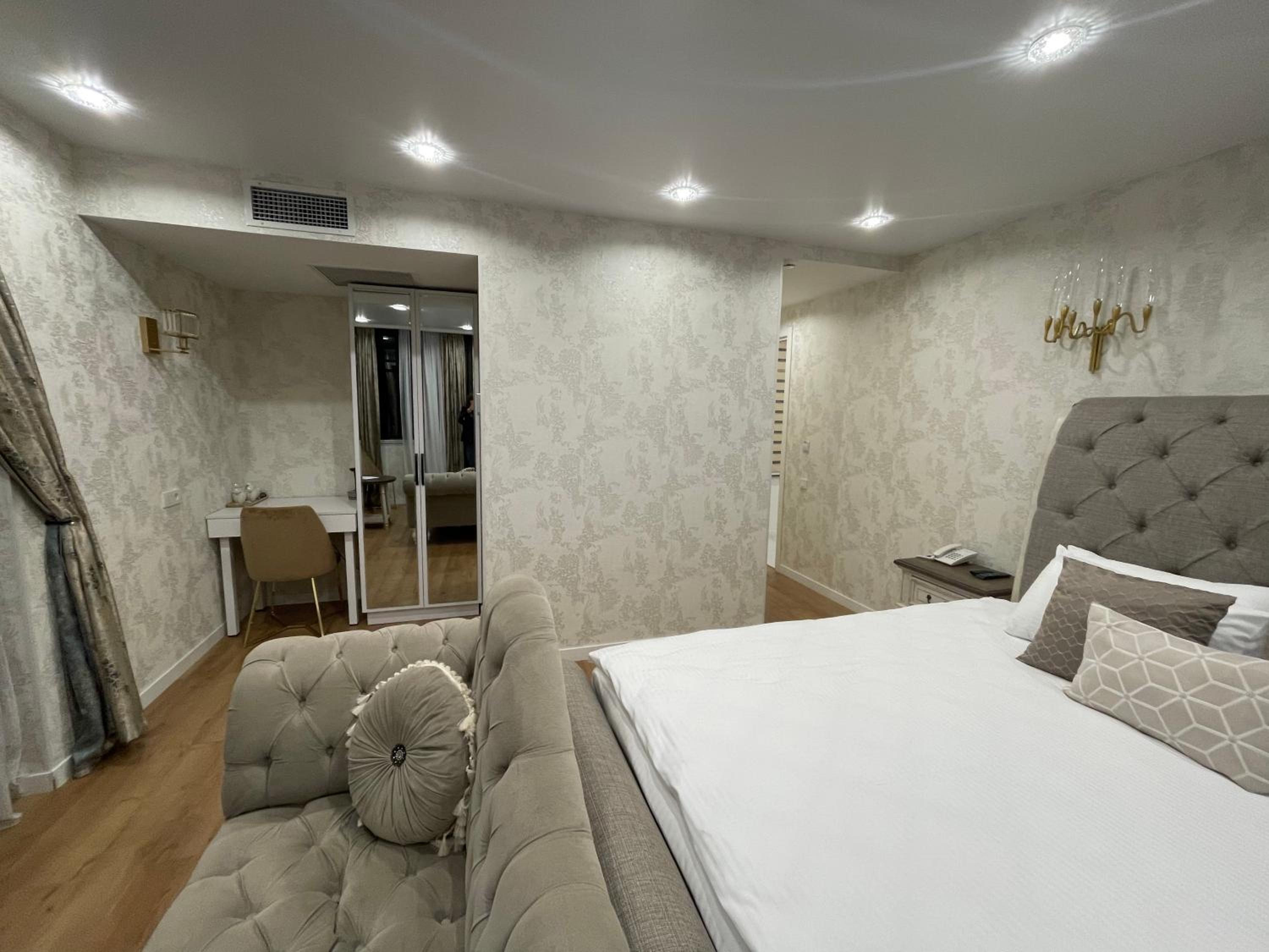 King Suite with Balcony - Photo 6