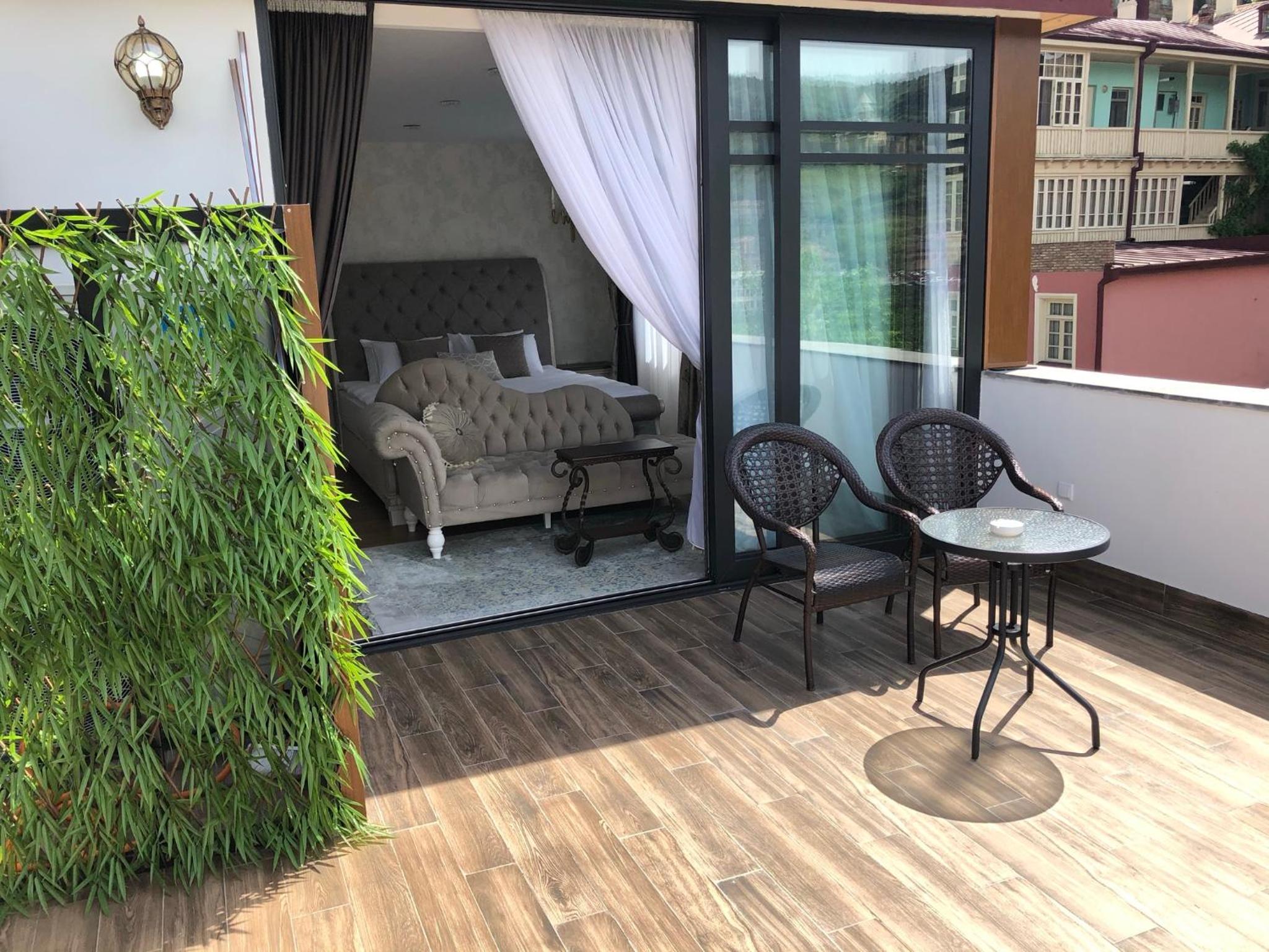 King Suite with Balcony - Photo 16