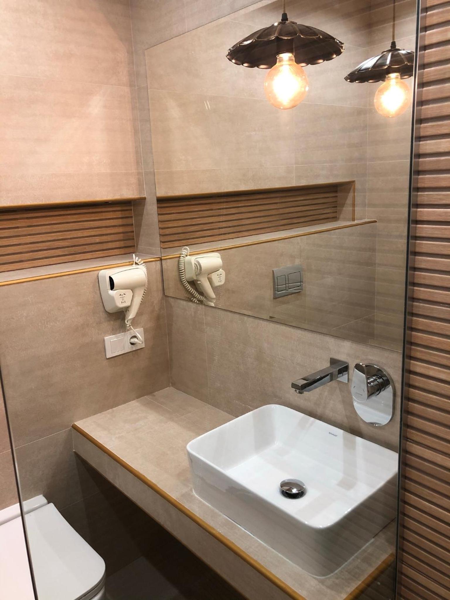 King Suite with Balcony - Photo 25