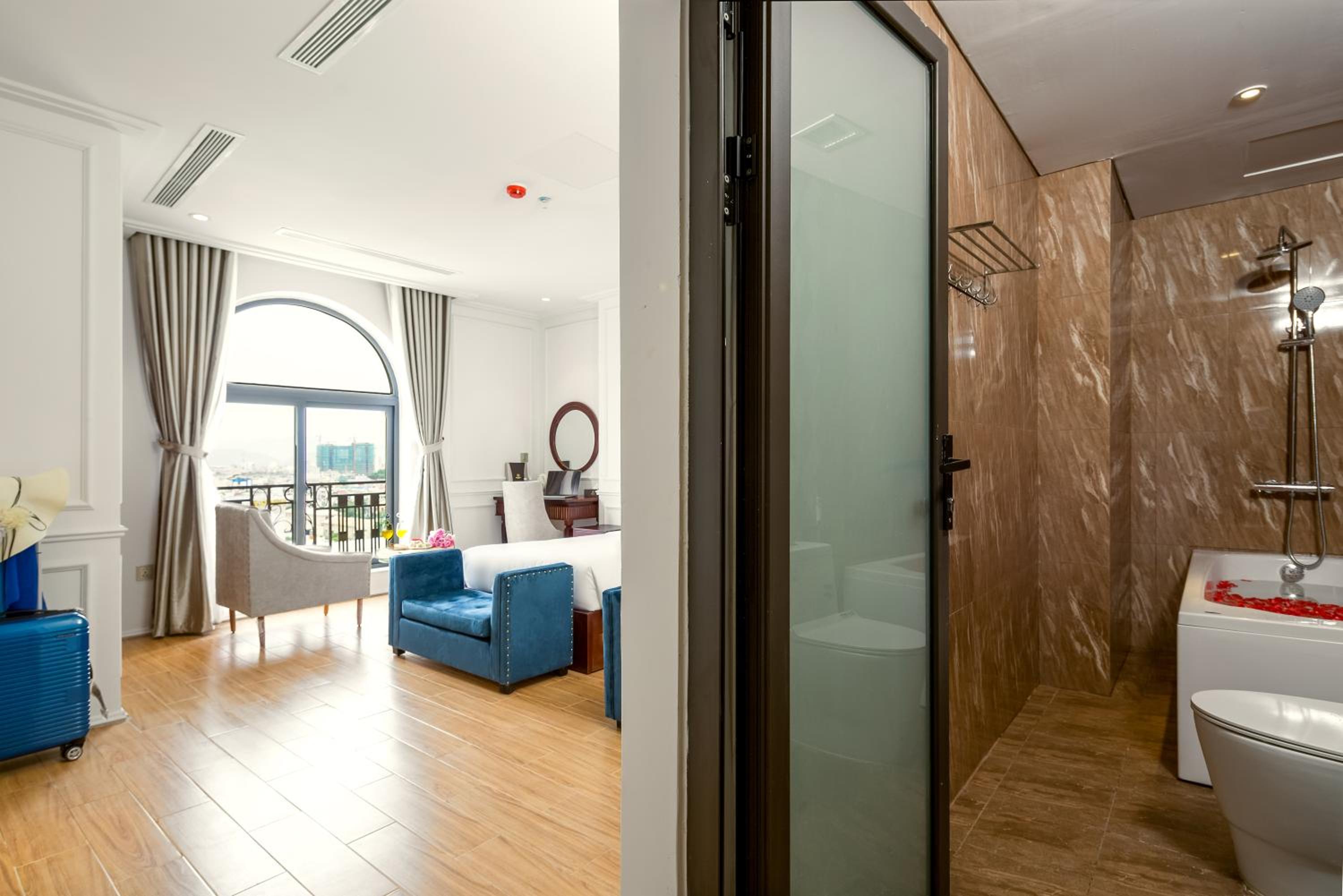 Deluxe Twin Room with Bathtub  - Photo 8